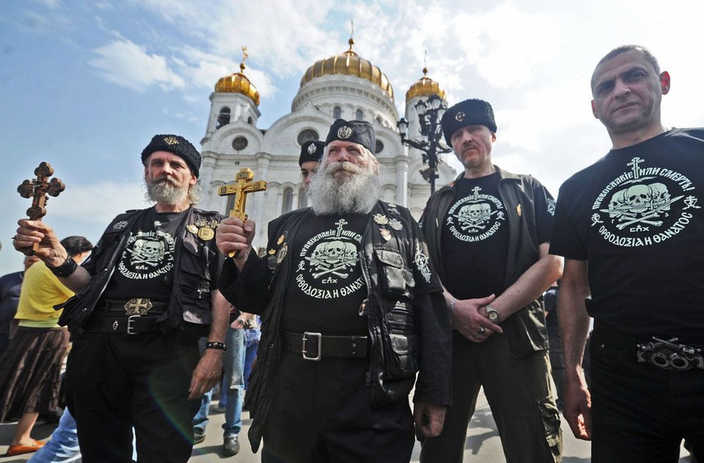 Õigeusu Lipukandjate Ühingu liikmed eile Moskvas Lunastaja Kristuse kiriku ees.