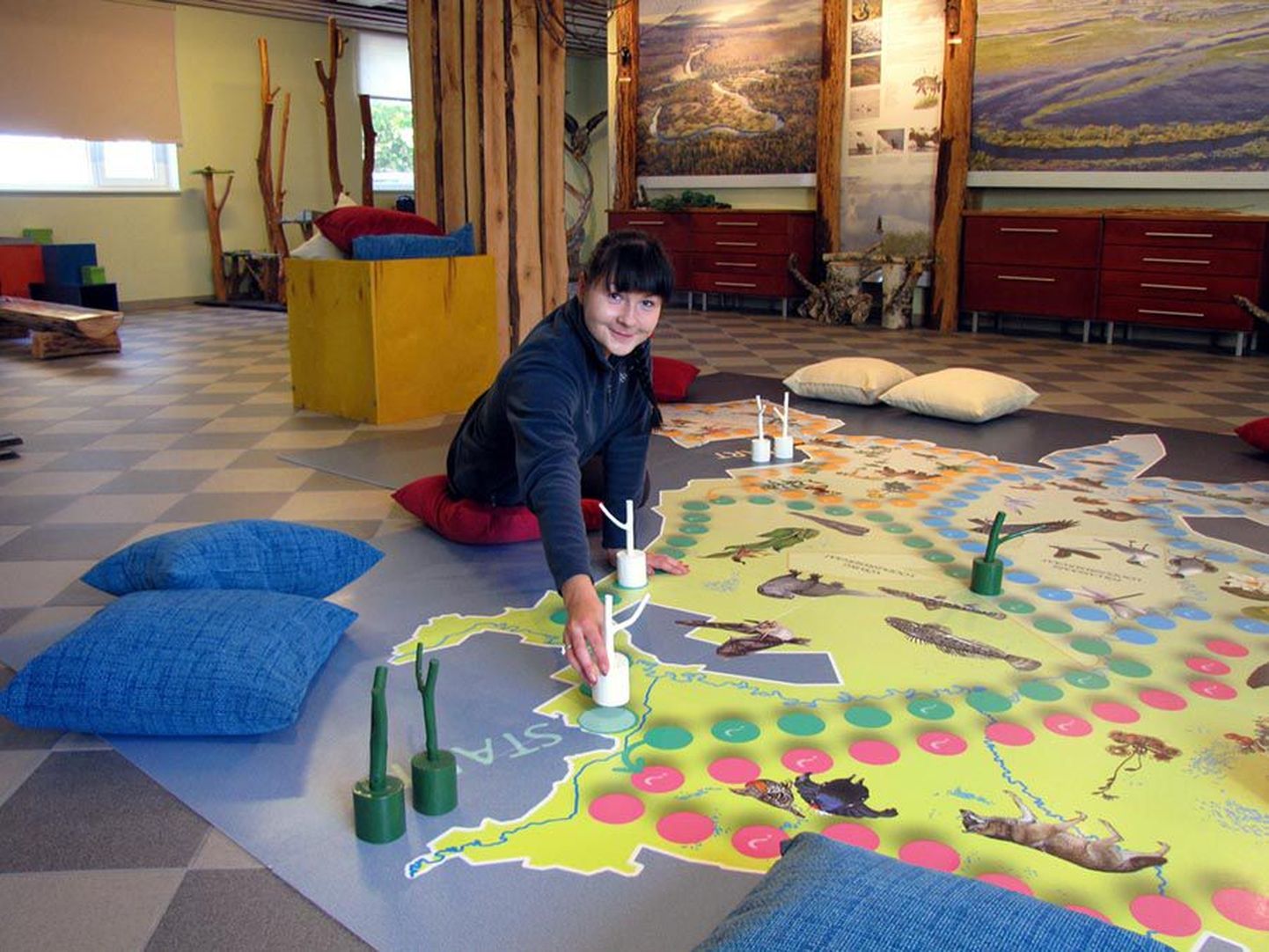 Keskkonnahariduse spetsialisti Riin Vare (pildil) väljamõeldud põrandamäng kujutab endast maha laotatud Alam-Pedja kaarti, kus lapsed saavad teha nuppudega reisi ümber looduskaitseala.