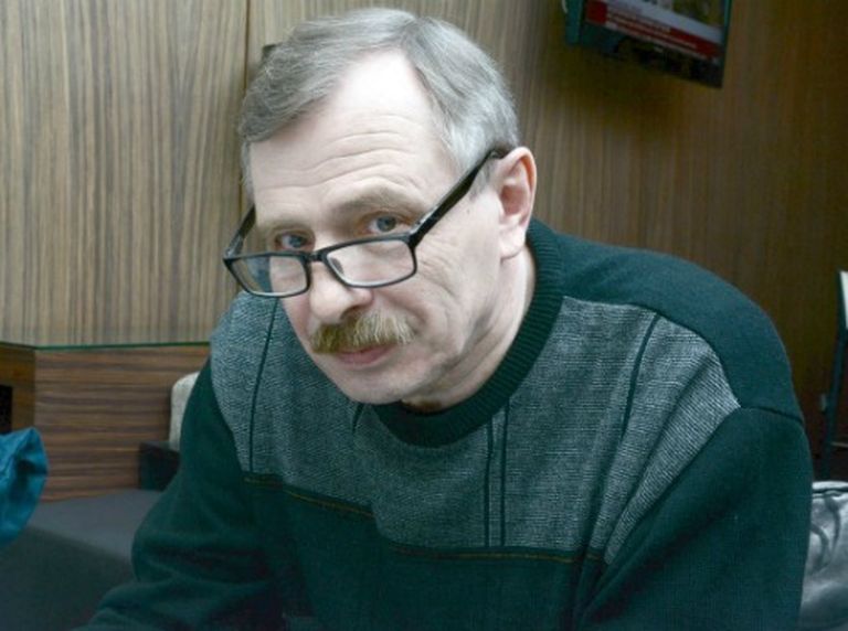 Владимир Ткаченко накопил немалый опыт - он и его соседи давно судятся с землевладельцем, добиваясь соблюдения закона 