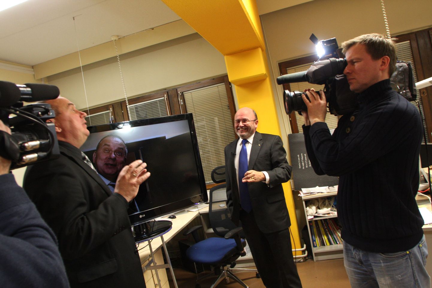 TV3 Seitsmesed Uudised nädalalõpu saate nädalakommentaari võte uudistetoimetuse toas. Keskel Aivar Riisalu ja Igor Gräzin.