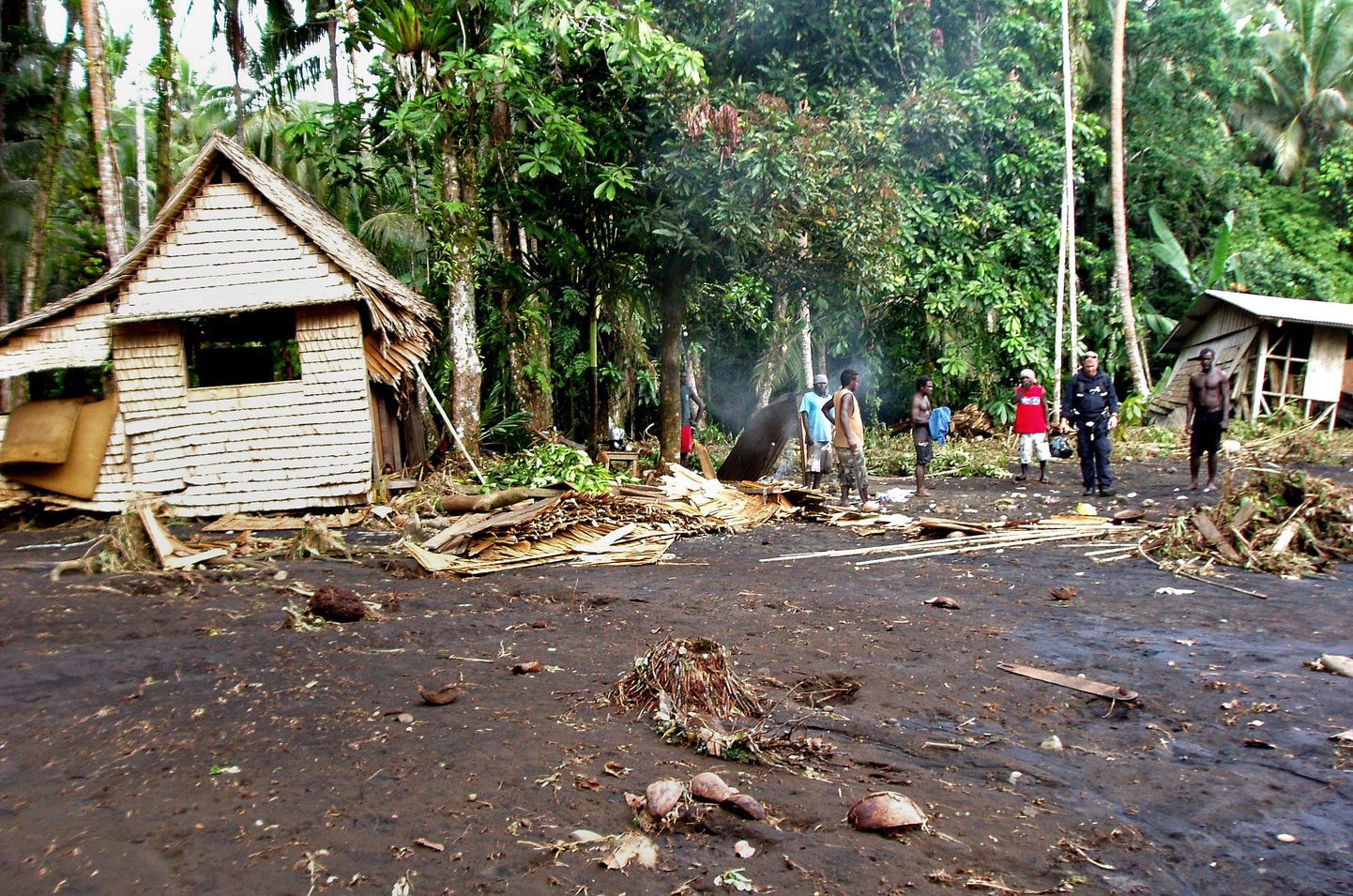 Rendova küla pärast Saalomoni Saari tabanud maavärinat ja tsunamit 4. jaanuaril.