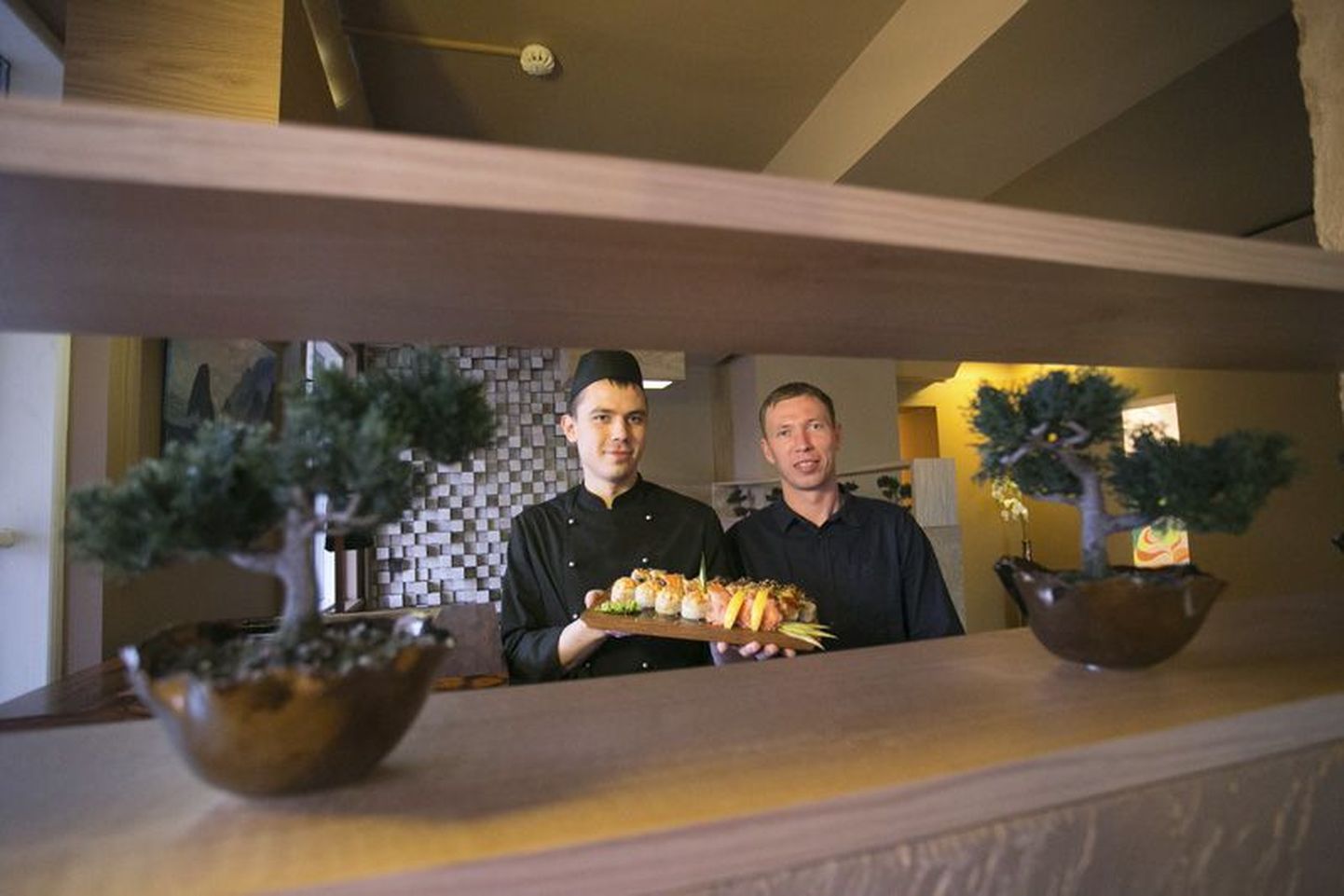 Peakokk Maksim Hani äripartner Ivan Štšur (paremal) koos kokk Danil Šarapoviga. Rakveres vähem kui kuu aega avatud olnud söögikoha on üles leidnud ka kliendid Jõhvist.