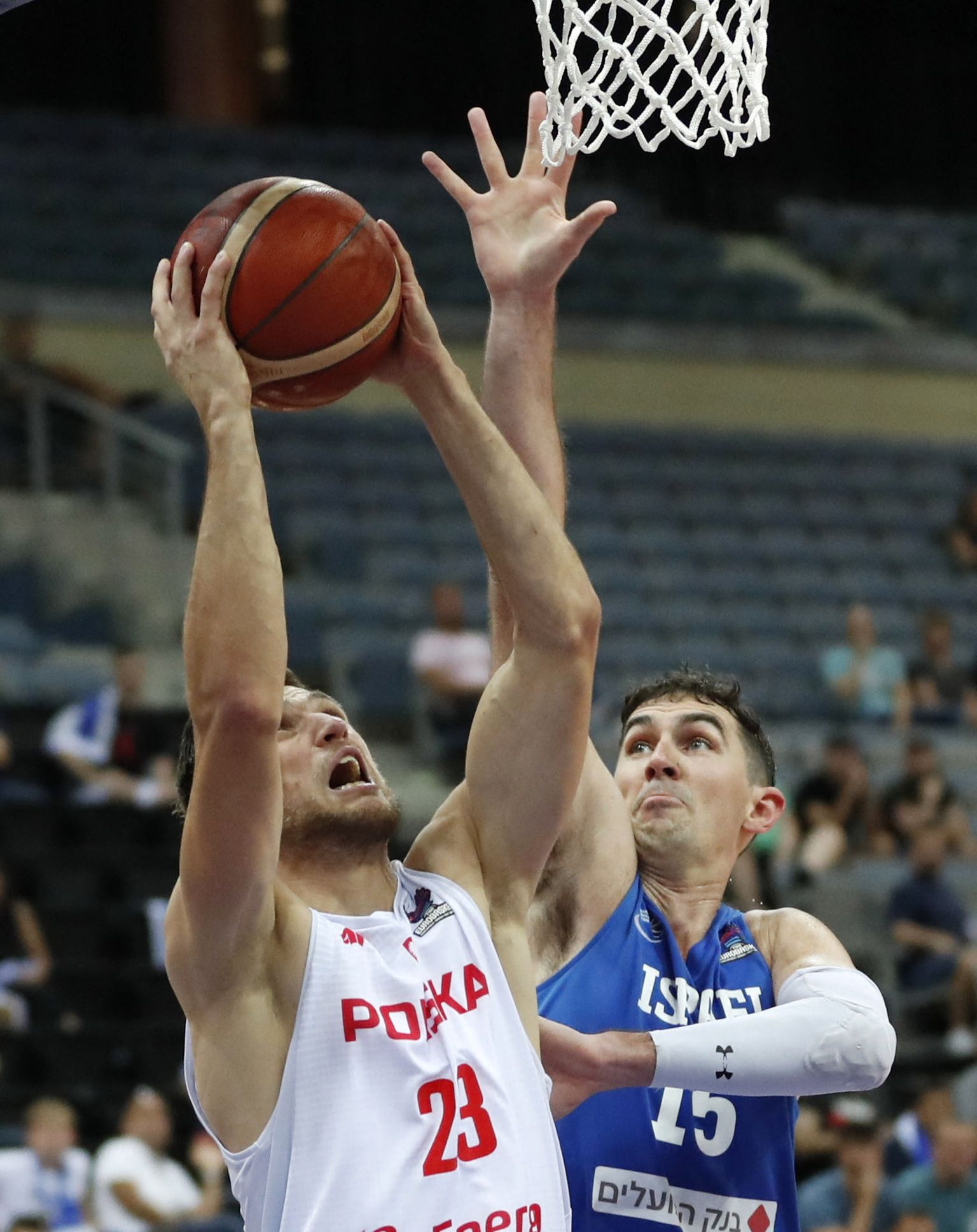 Polijas un Izraēlas basketbolisti.