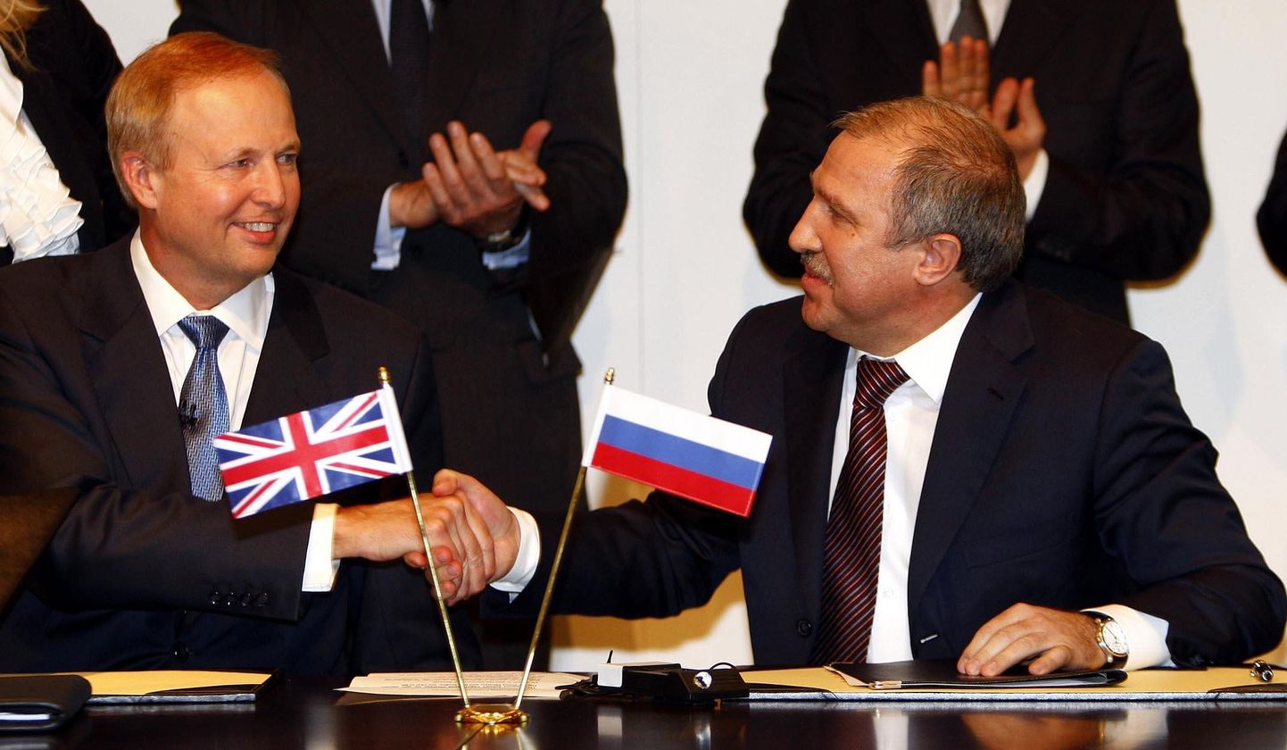 BP juhatuse esimees Bob Dudley (vasakul) ja Rosnefti juht Eduard Hudainatov pärast 5 protsendi aktsiate üleminekulepingu allkirjastamist.