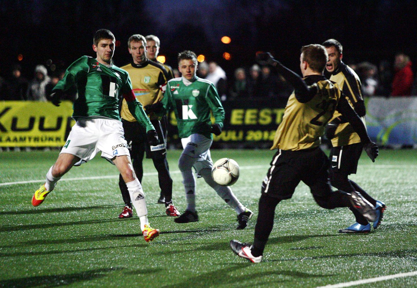 Tallinna Levadia (rohelises)võitis karikasarja poolfinaalis penaltidega FC Florat.