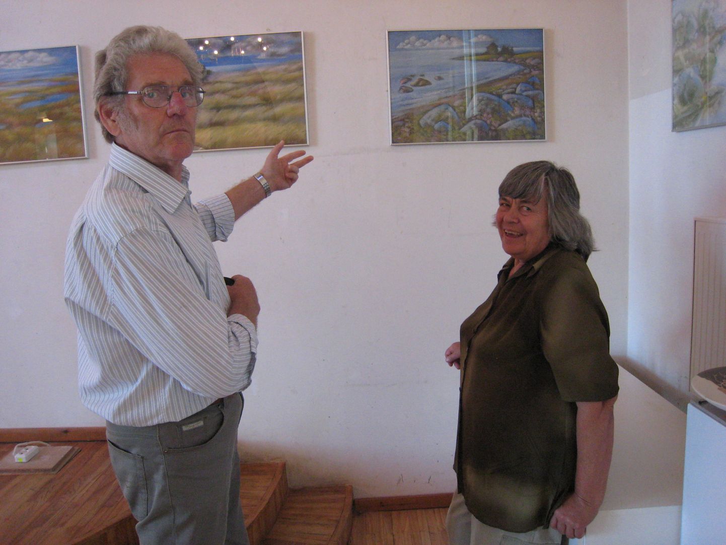 Kunstnik Ülle Meister oma maalide juures koos sisearhitekti ja kunstniku Ruudi Treuga.