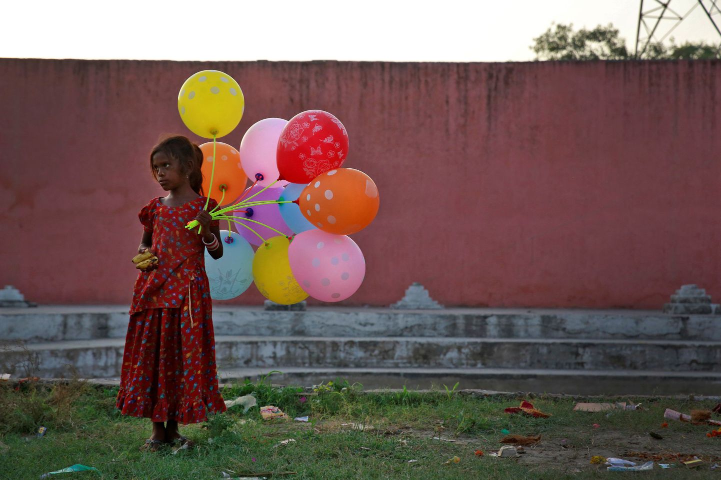 Noor tüdruk õhupallidega