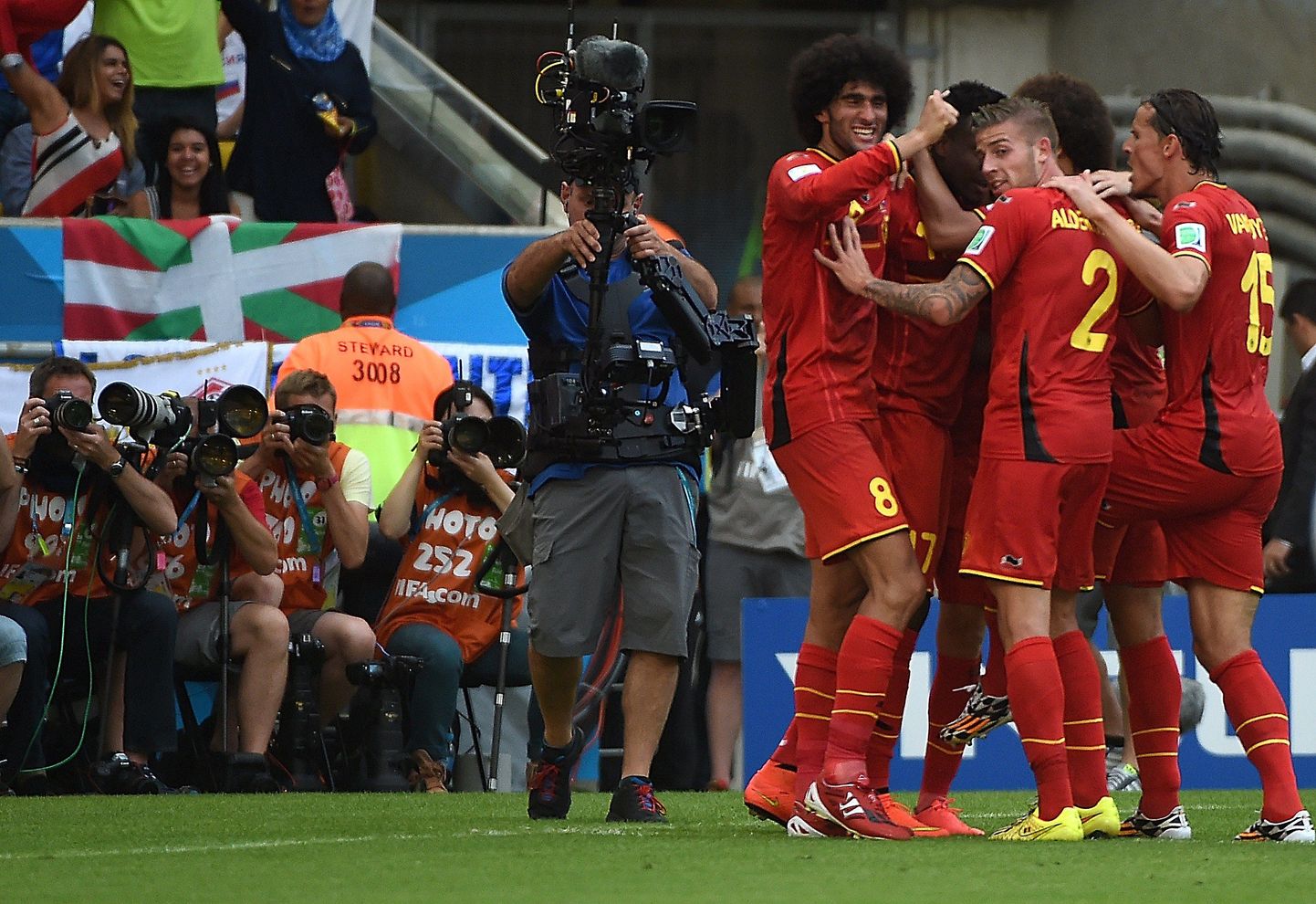 Игроки сборной Бельгии празднуют забитый гол.