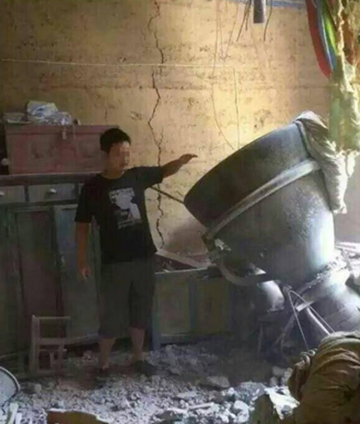 Hiinas kukkus raketimootor hoonesse