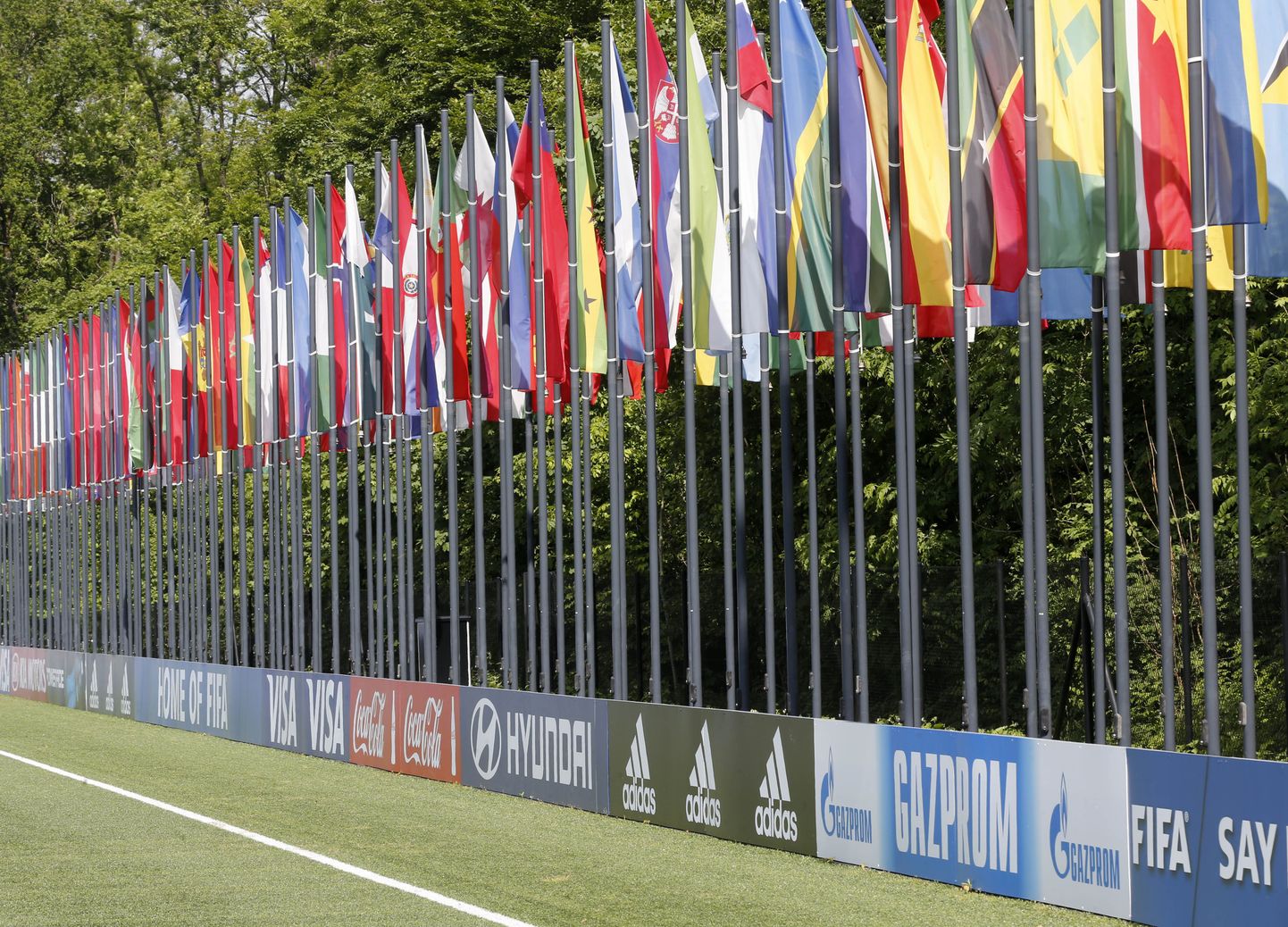Государственные флаги стран-членов ФИФА у штаб-квартиры организации в Цюрихе.
