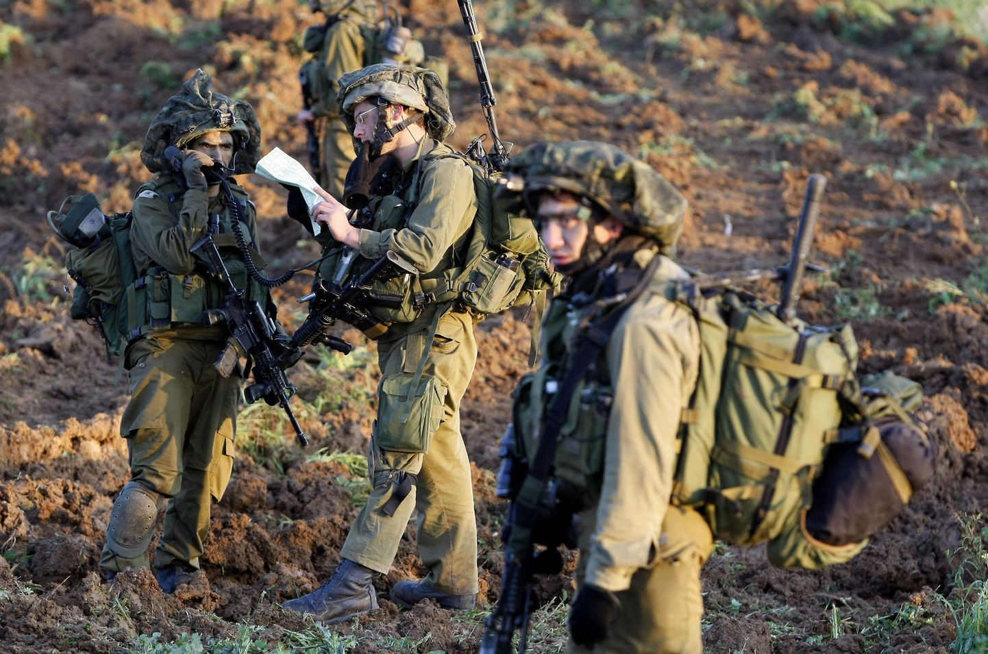 Израильские солдаты перешли границу сектора Газа.