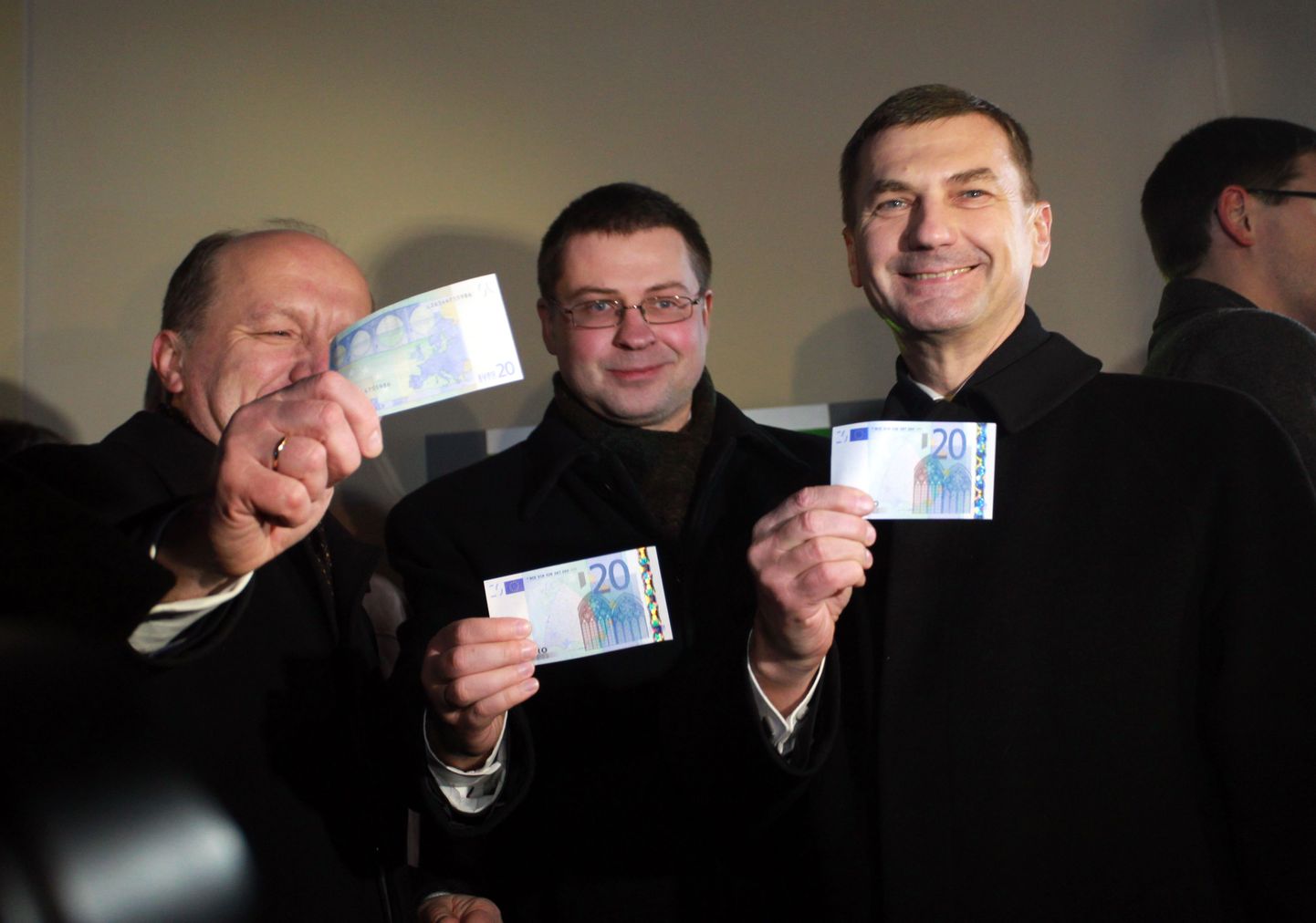 Премьер-министры Эстонии, Латвии и Литвы снимают евро из банкомата.