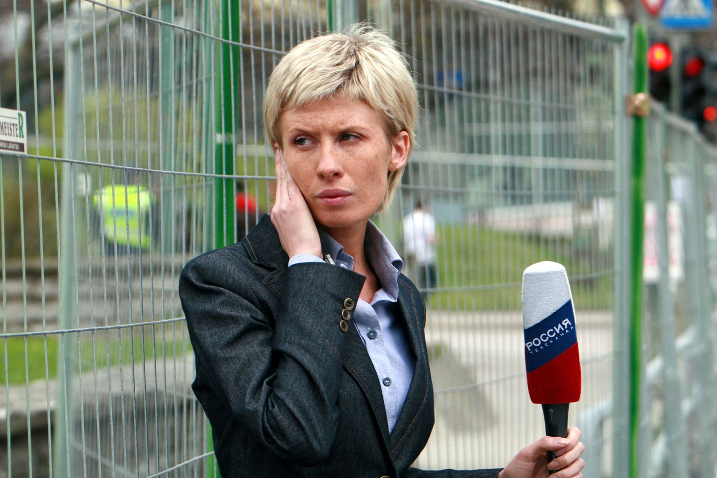 Vene telekanali Rossija ajakirjanik Tallinnas Tõnismäel aprillis 2007.