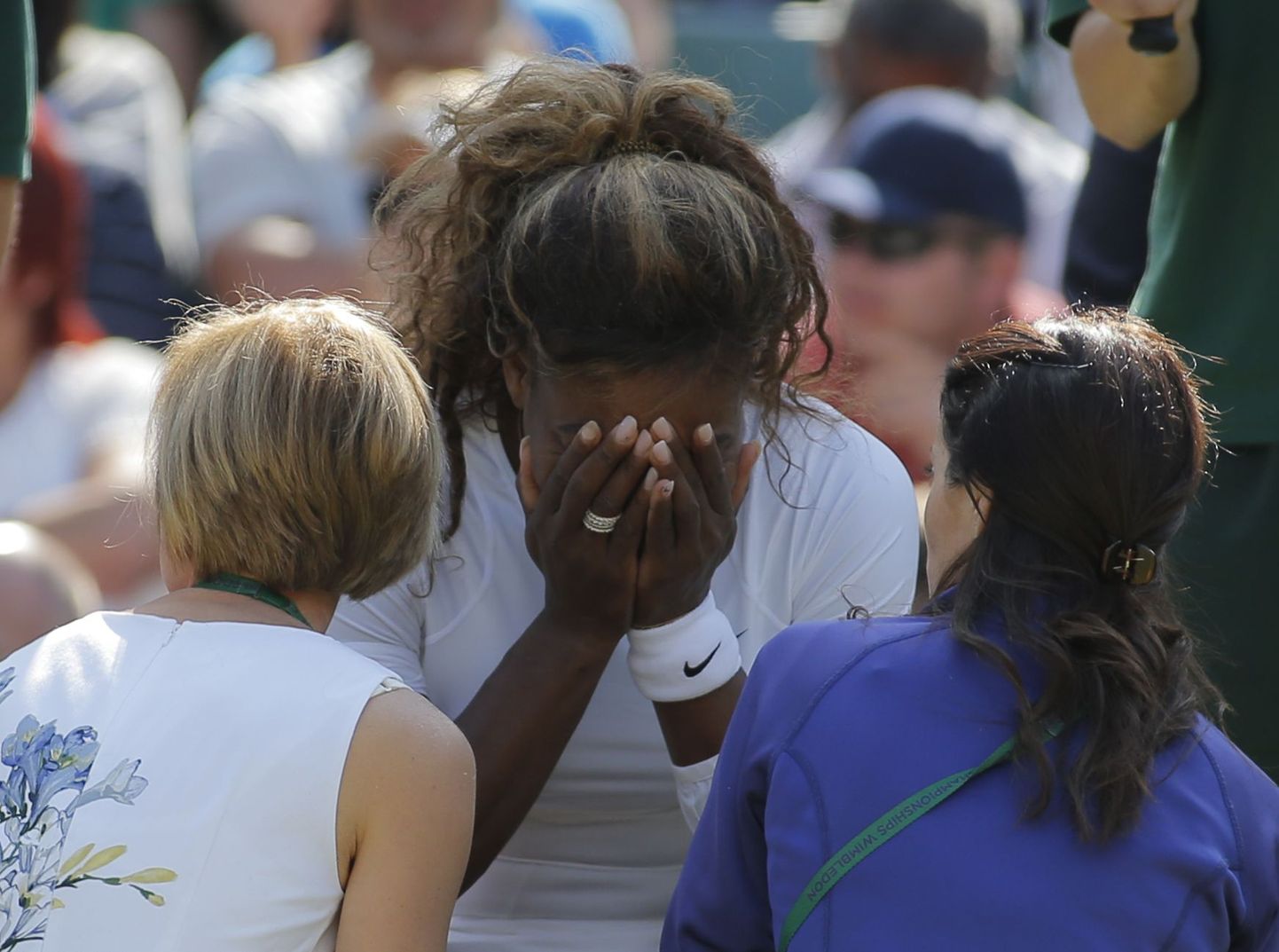 Õnnetu Serena Williams pärast paarismängu katkestamist.