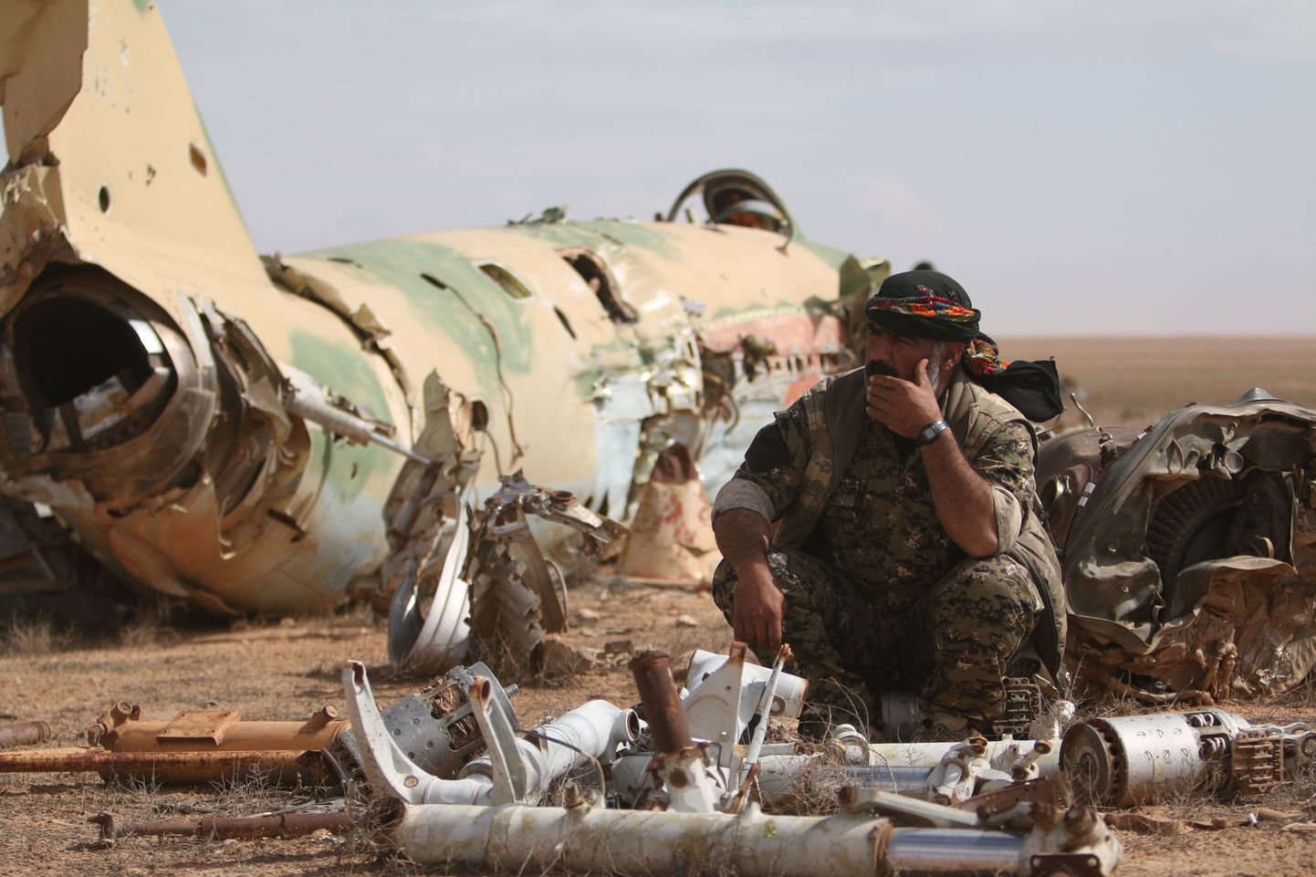 SDFi võitleja alla tulistatud lennuki juures Tabqa sõjalennuväljal.