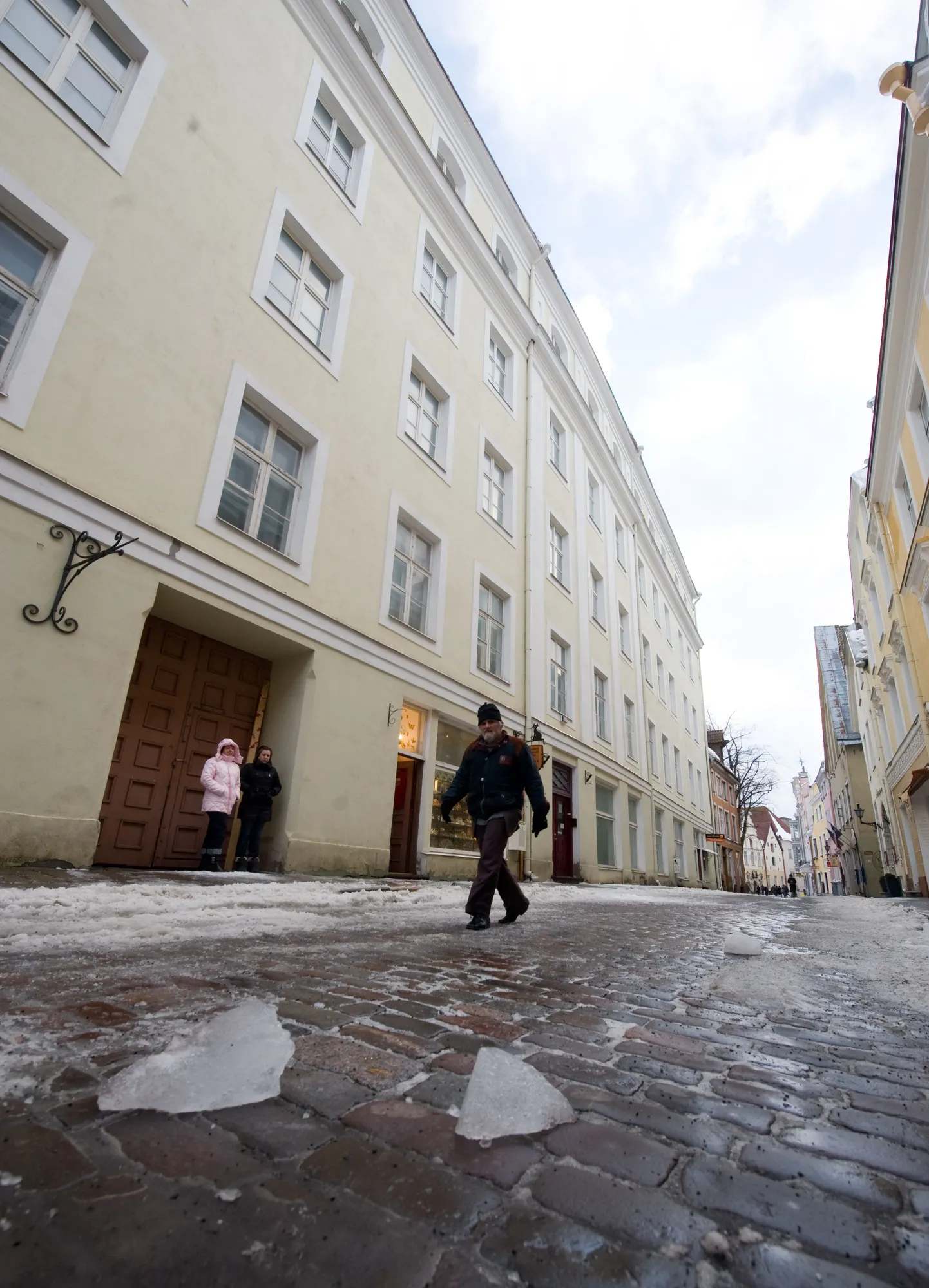 Tallinnas Pikk tänav 36 maja katuselt kukkunud jääkamakas vigastas raskelt tänaval kõndinud turisti.