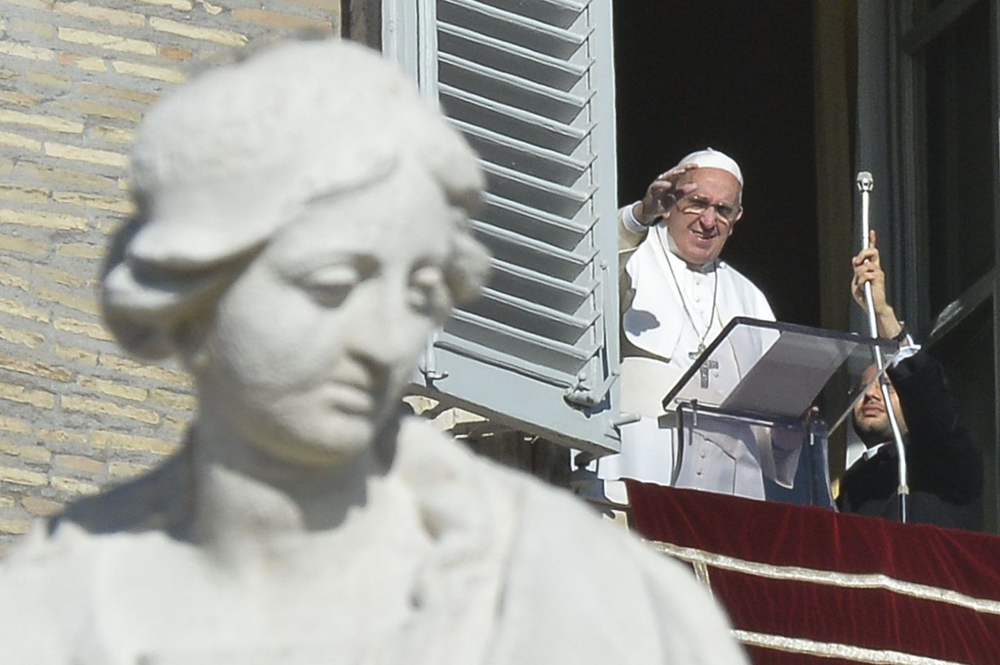 Paavst Franciscus lehvitas Vatikanis täna rahvale Apostlite palee aknast.