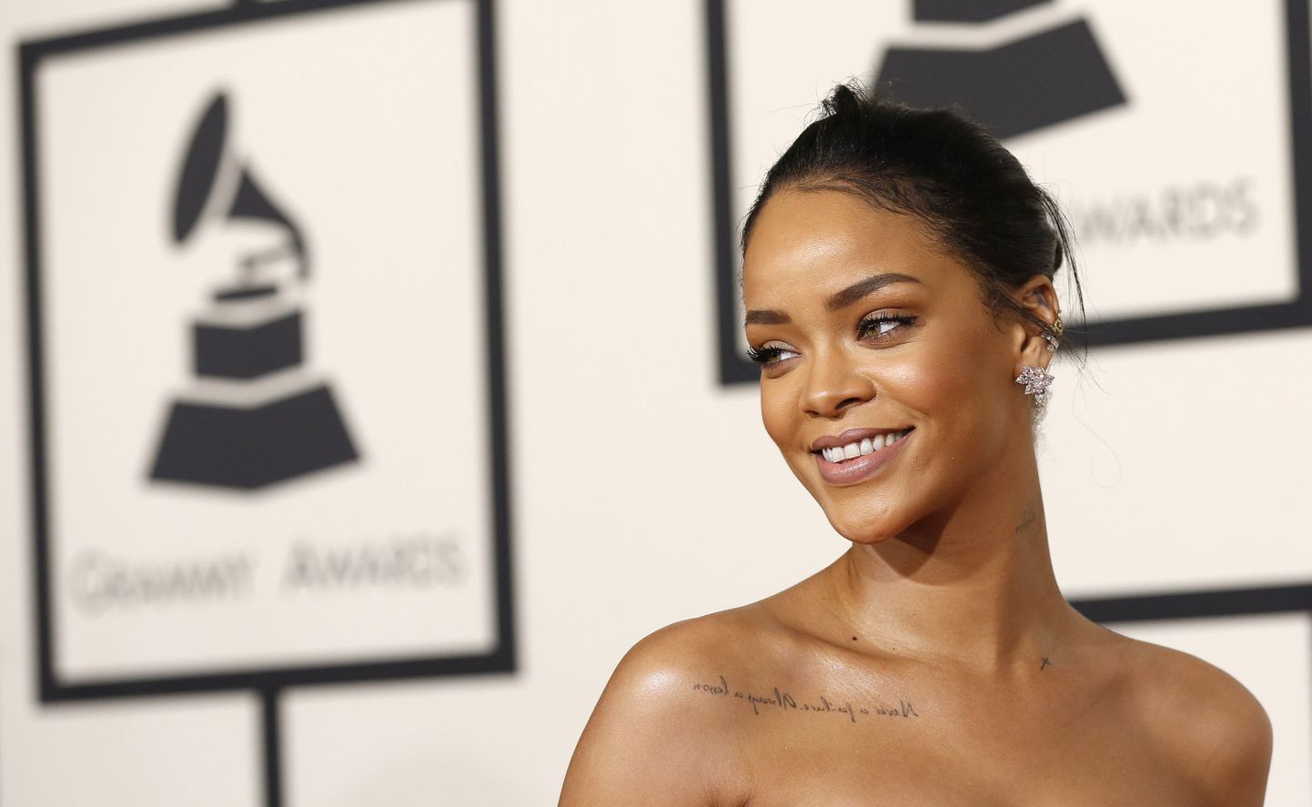 Singer Rihanna arrives at the 57th annual Grammy Awards in Los Angeles, California February 8, 2015.  REUTERS/Mario Anzuoni  (UNITED STATES - TAGS: ENTERTAINMENT) (GRAMMYS-ARRIVALS)