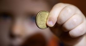 Kavas: riik piirab elatisvõlglaste reisimist ja läheb autode kallale