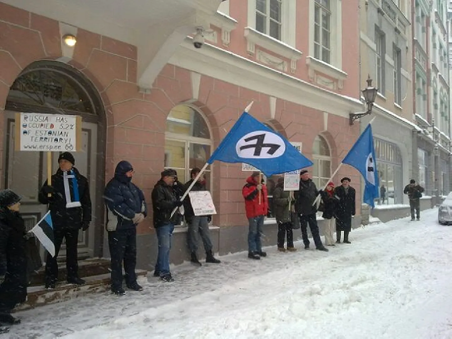 Пикет националистов у посольства России в Таллинне.