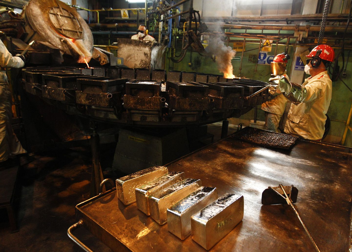 Poola majandus kasvab ELis kõige jõudsamalt. Pildil Glogowi metallitehase töölised.