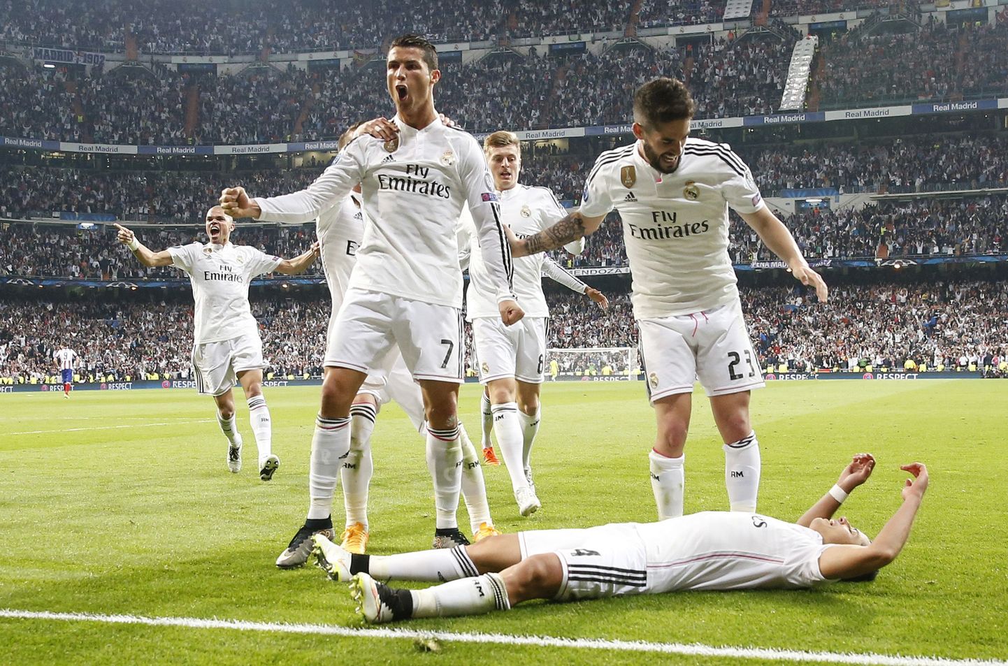 Javier Hernandez (pikali) on väravat tähistama tormanud, tiimikaaslased eesotsas Cristiano Ronaldoga on samuti võiduvärava üle rõõmustamas.