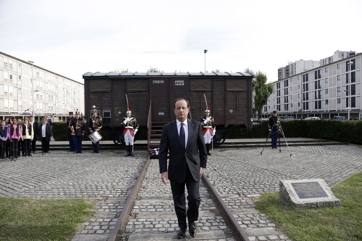 Prantsuse president Francois Hollande Drancy laagrit sümboliseeriva SNCFi vaguni juures.