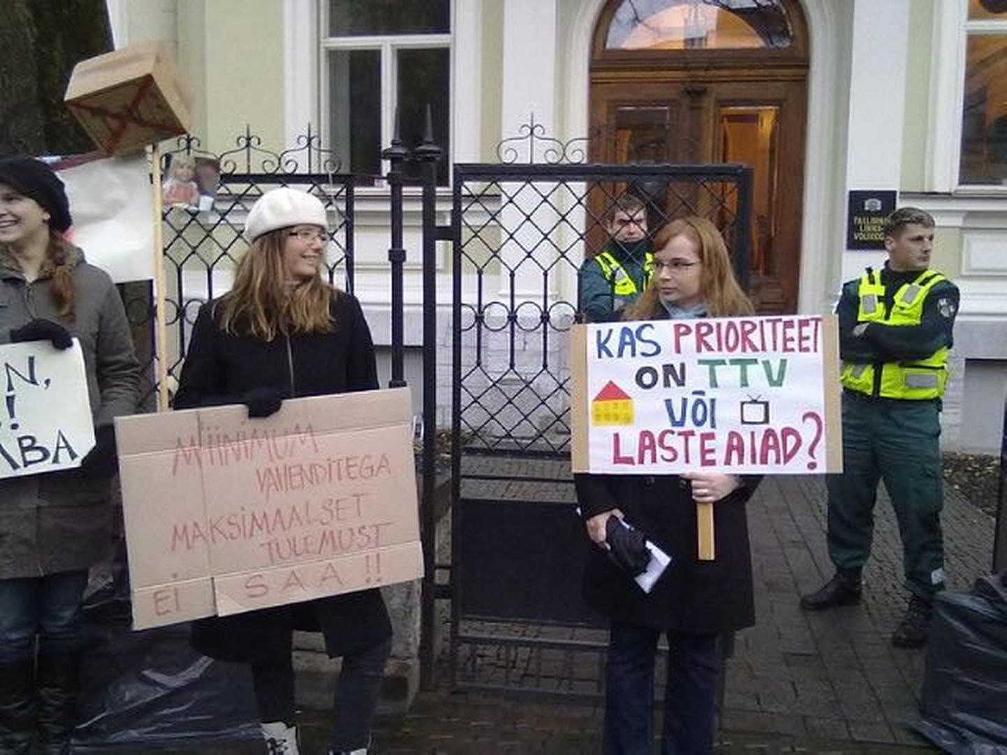 Жители столицы митингуют перед зданием  Таллиннского горсобрания