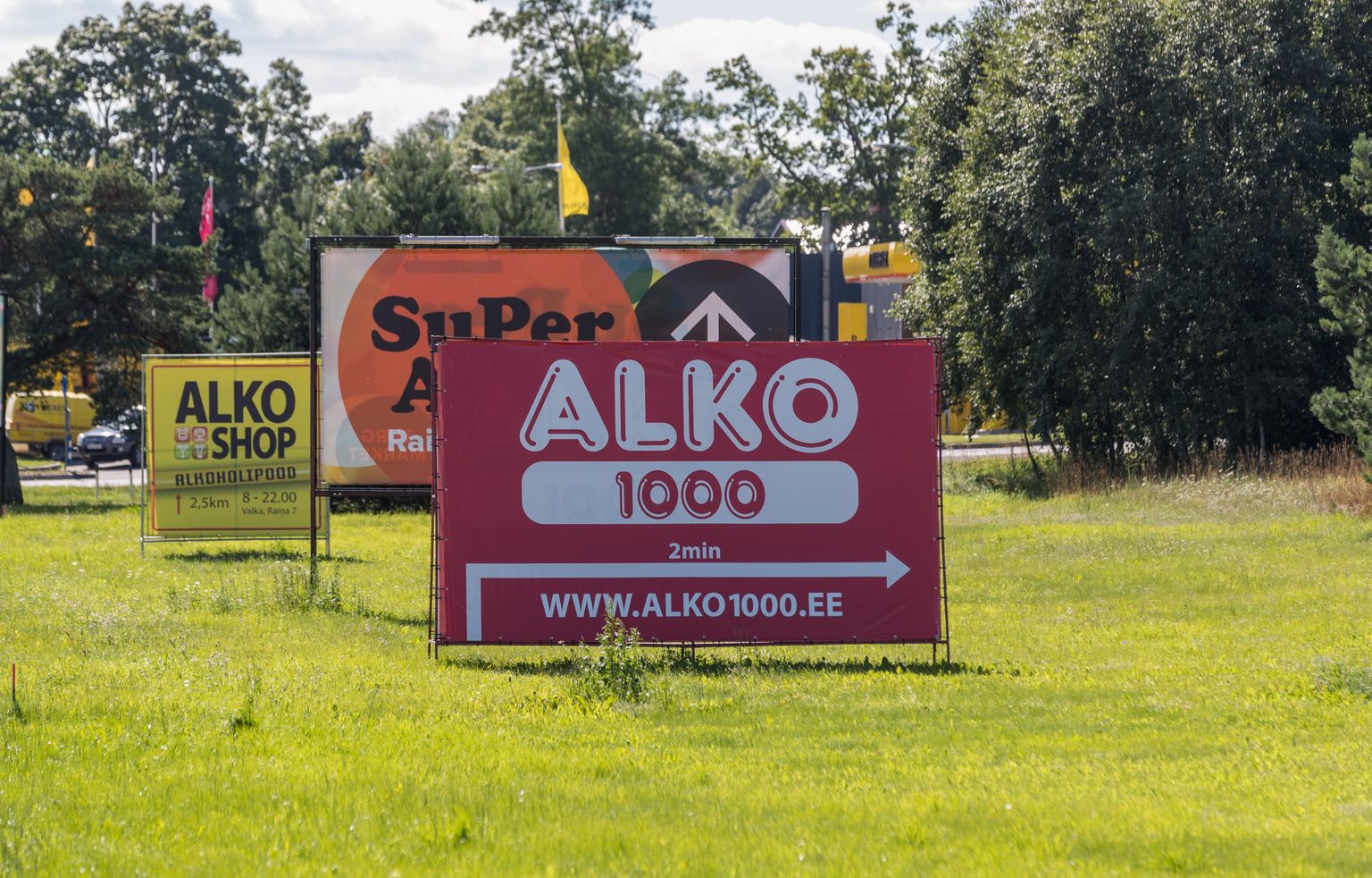 Valka sisenemisel ootavad ees alkoholipoodide reklaamid, mis suunavad üle piiri Lätti odavama alkoholi järele.