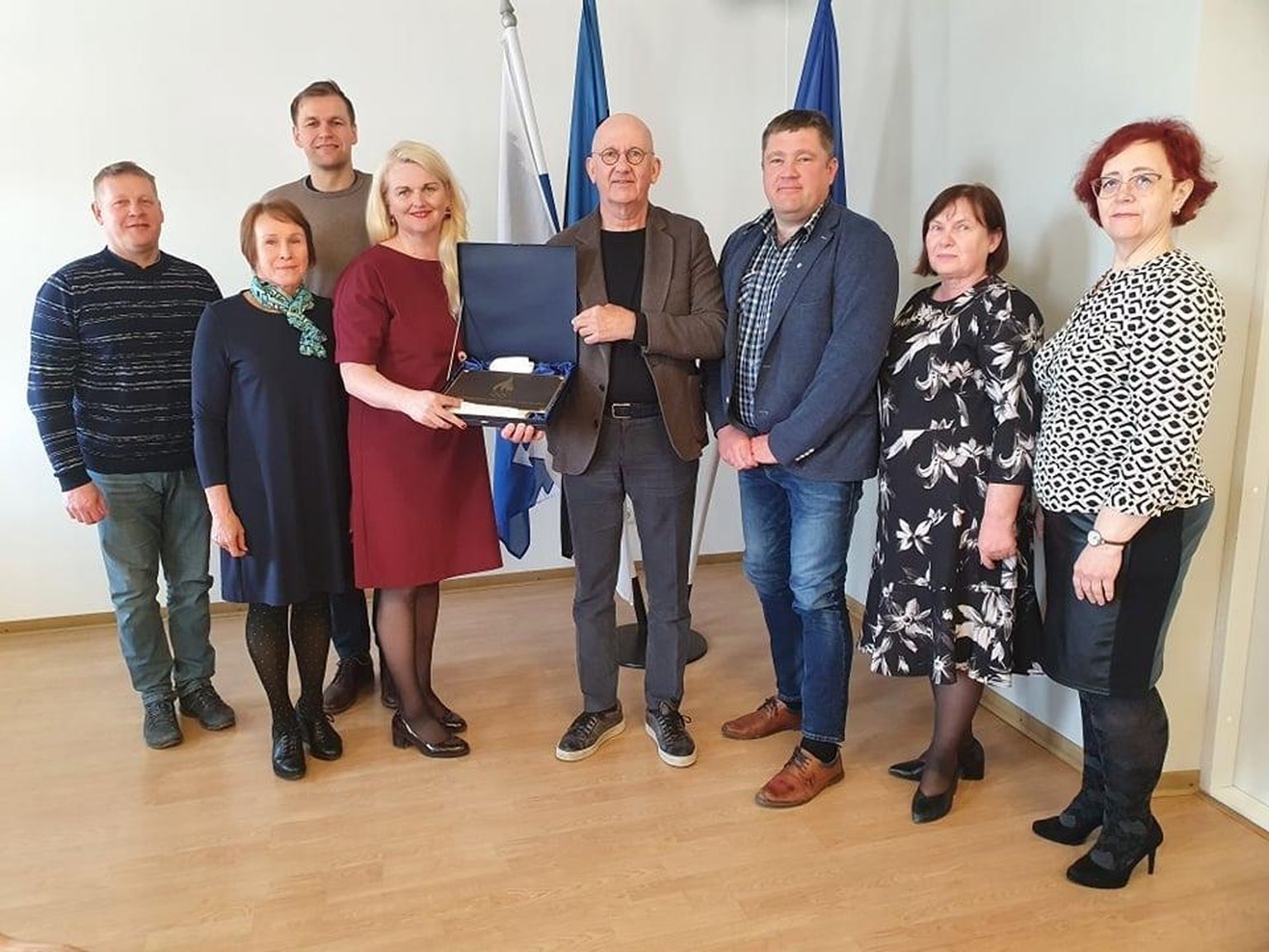 Räpina vallavanemale Enel Liinile andis olümpiakomitee esindajana plaadi üle Raivo Rand.