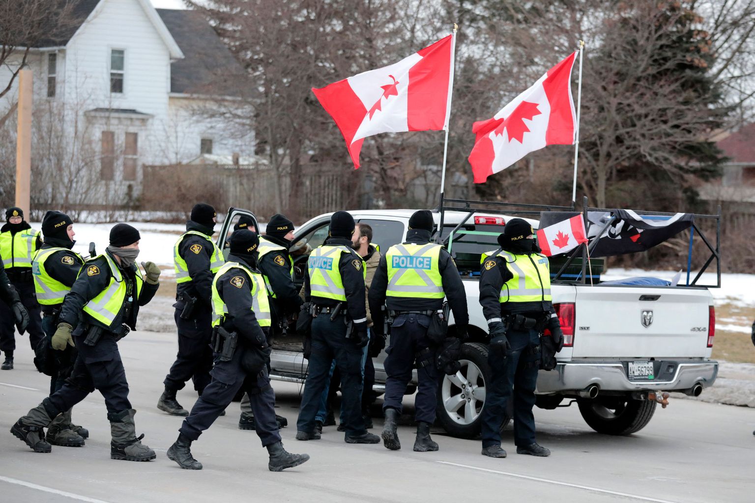 Politsei piiramas sisse masinat, mis blokeeris sissepääsu Ambassador Bridge'i sillale USA-Kanada piiril.