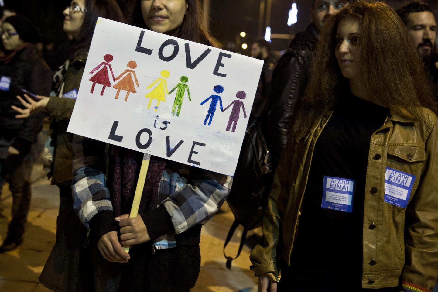 ЛГБТ-активисты перед зданием греческого парламента.