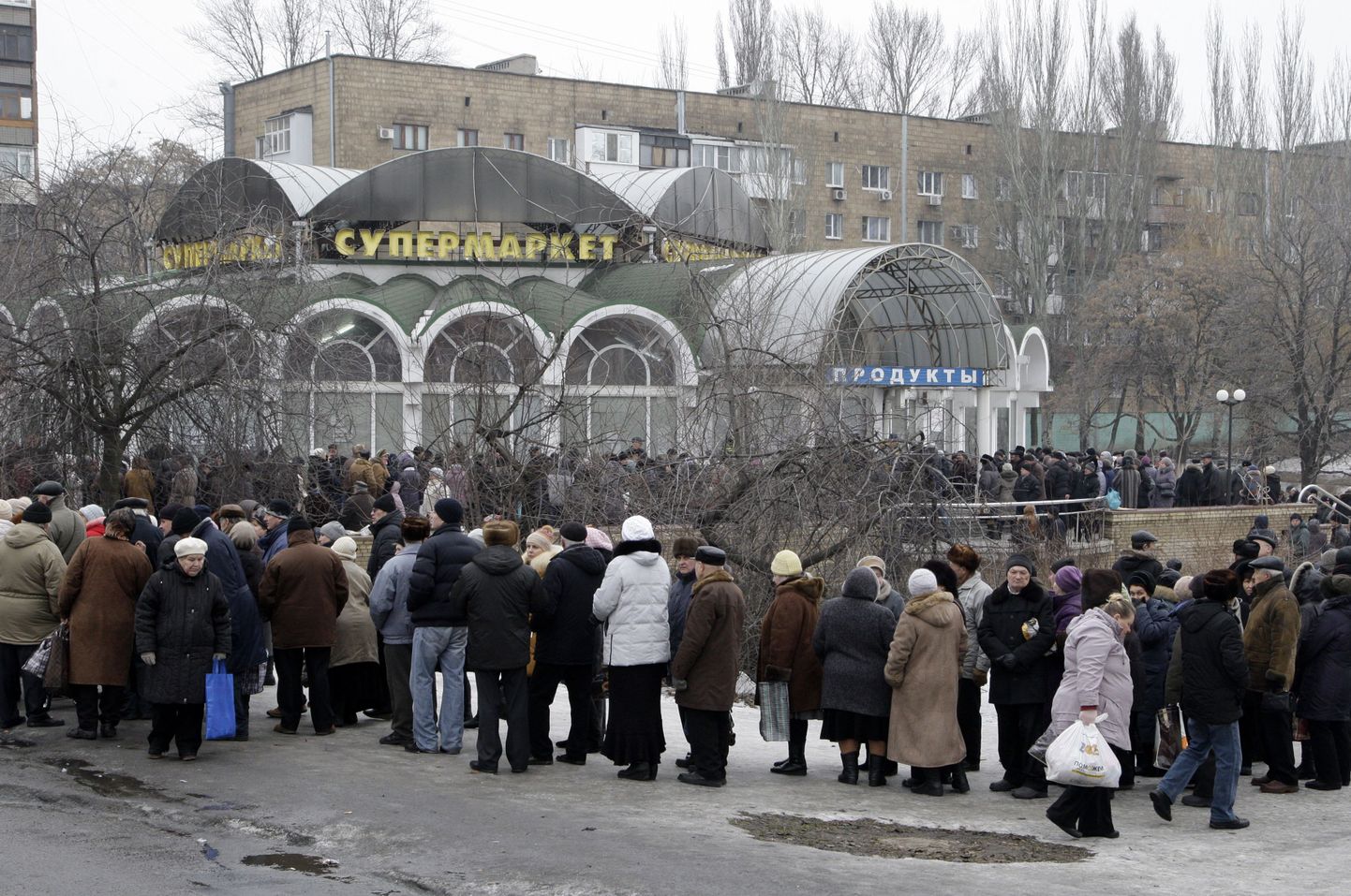 Очередь за гуманитарной помощью в Донецке 29 января 2015 года.