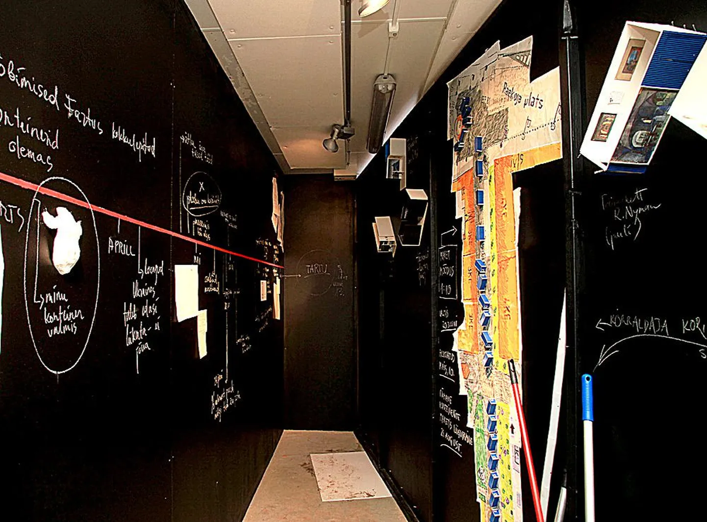 Maret Kukkur on oma näitusesoojaku seinad katnud ajateljelise skeemiga sellest, kuidas käisid Eesti Lavastuskunstnike Liidu liikmete näituse «27» ettevalmistused.