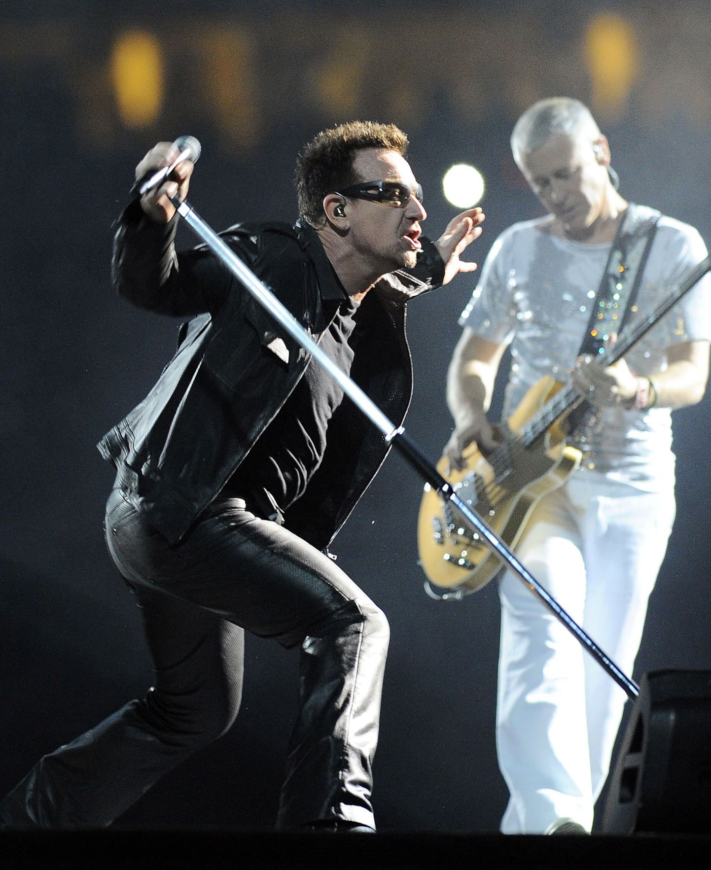 Iiri rokkansambel U2 esinemas, esiplaanil laulja Bono