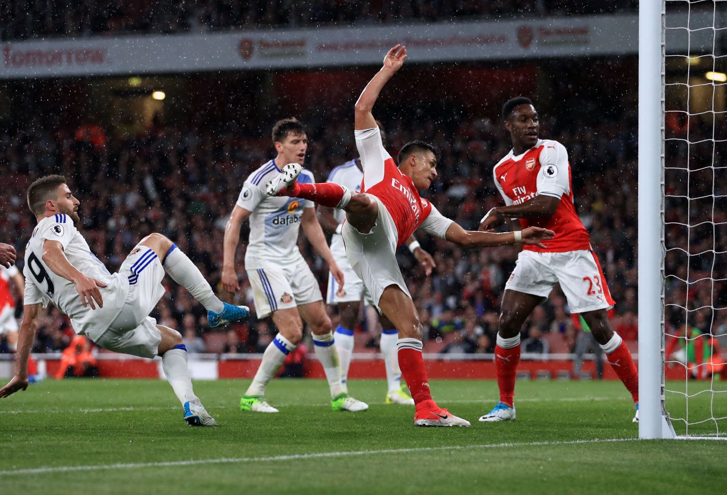 Alexis Sanchez (keskel) tõi Arsenalile võidu.