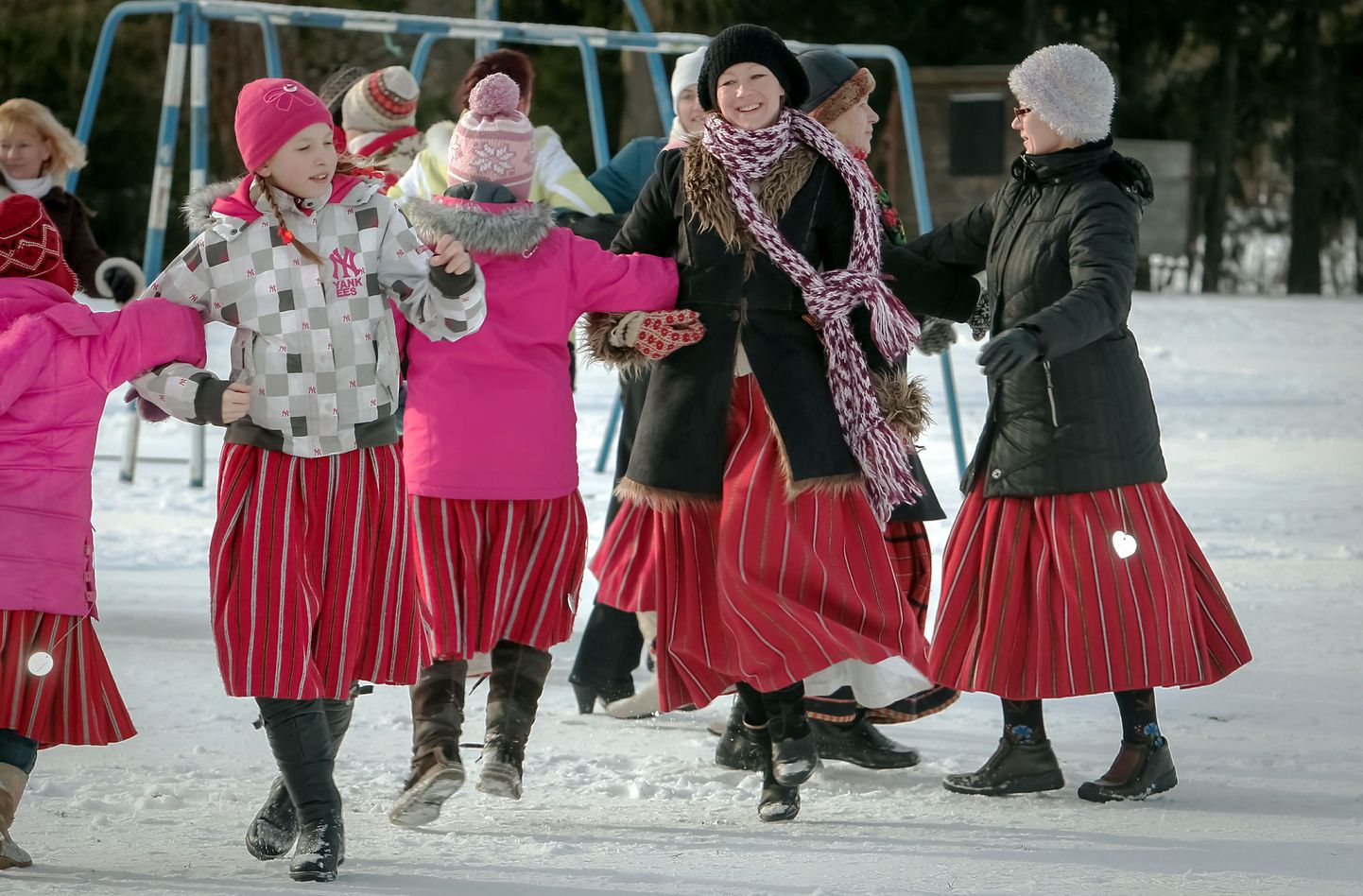 Pärnu-Jaagupi staadionil peeti esimene talvine tantsupidu.