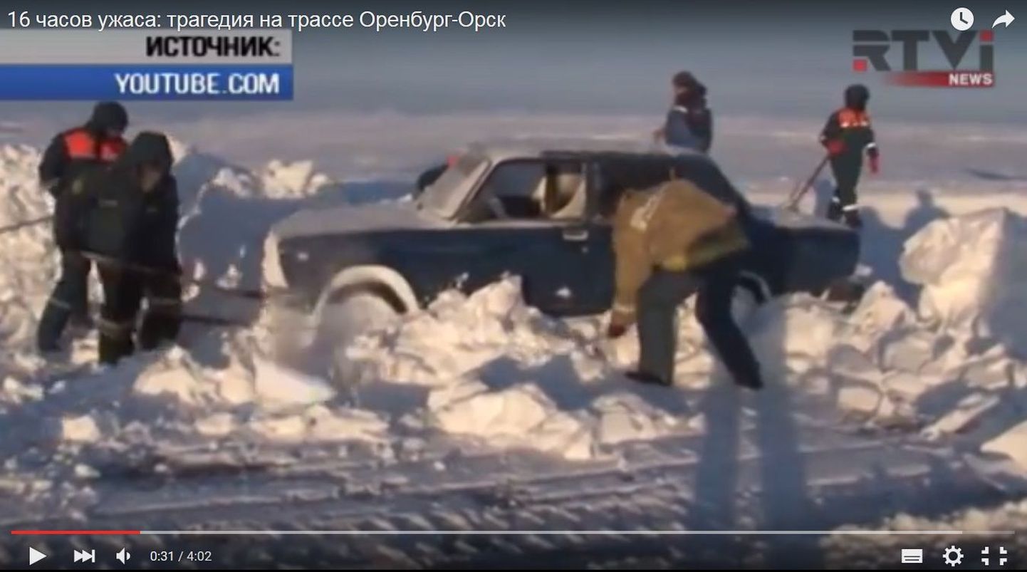 Lumevangi jäänud auto Orenburgi-Orski teel.
