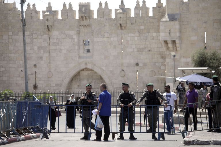 Iisraeli politsei Jeruusalemma vanalinna sissepääsu ees valvamas.  Foto: Mahmoud Illean/AP/Scanpix