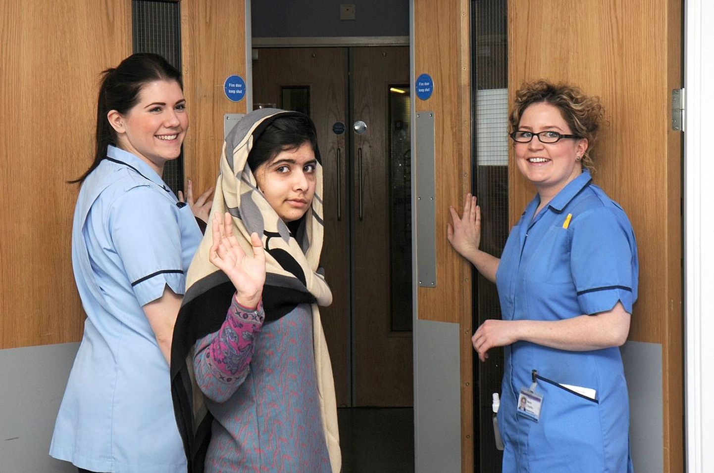 Pakistani koolitüdruk Malala Yousufzai Birminghami Queen Elizabethi haigla medõdedega.
