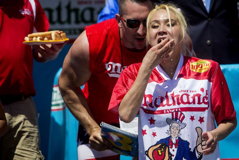 USA New Yorgi iga-aastase hot dog'ide söömise võistluse võitsid Joey Chestnut ja Miki Sudo