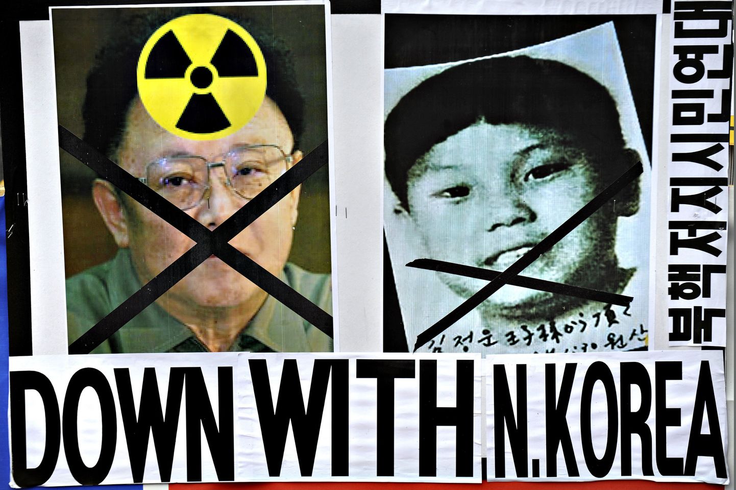 Lõuna-Koreas peetud meelavalduse plakat, kus on kujutatud Kim Jong-ili ja tema poega Kim Jong-uni.