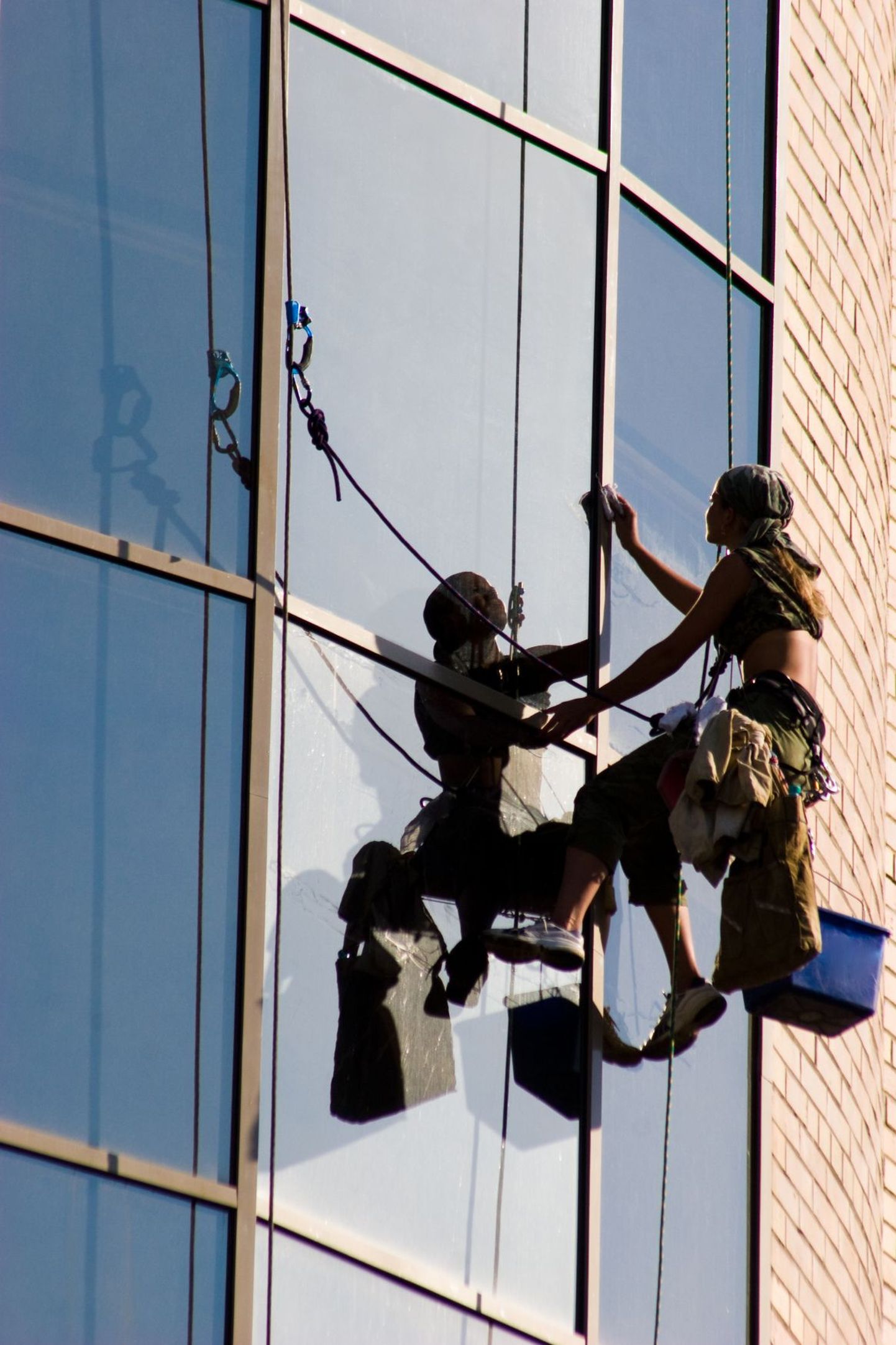 Moodsates majades on akende pesemiseks vaja tellida erivarustusega profesionaal.