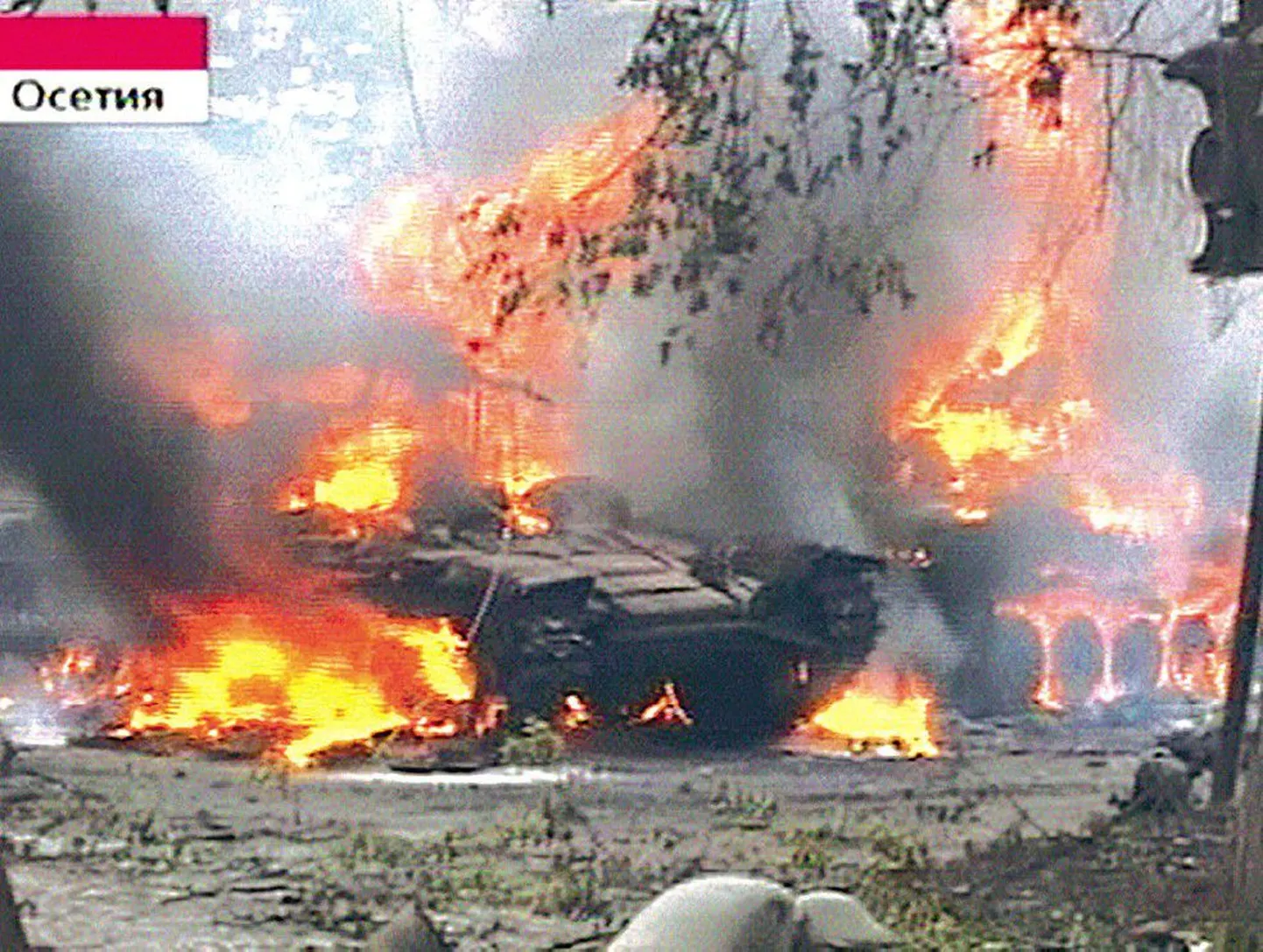 Vene telekanali Pervõi Kanal kaader põlevast Gruusia tankist Tshinvalis.