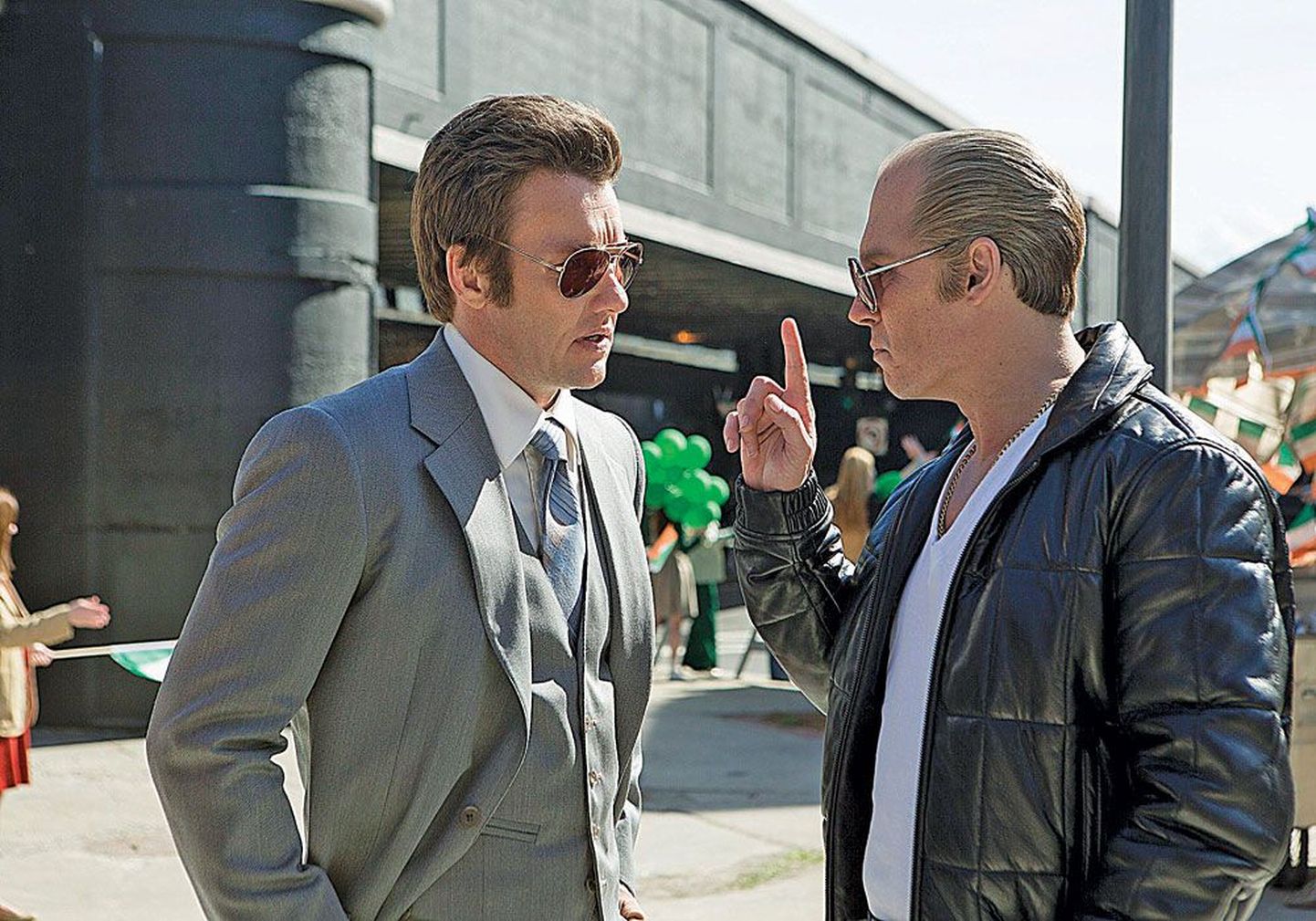 Агент Коннолли (Джоэл Эдгертон, слева) и гангстер Балджер (Джонни Депп) калякают о своих скорбных делах. Джонни Депп в «Черной мессе» почти неузнаваем.