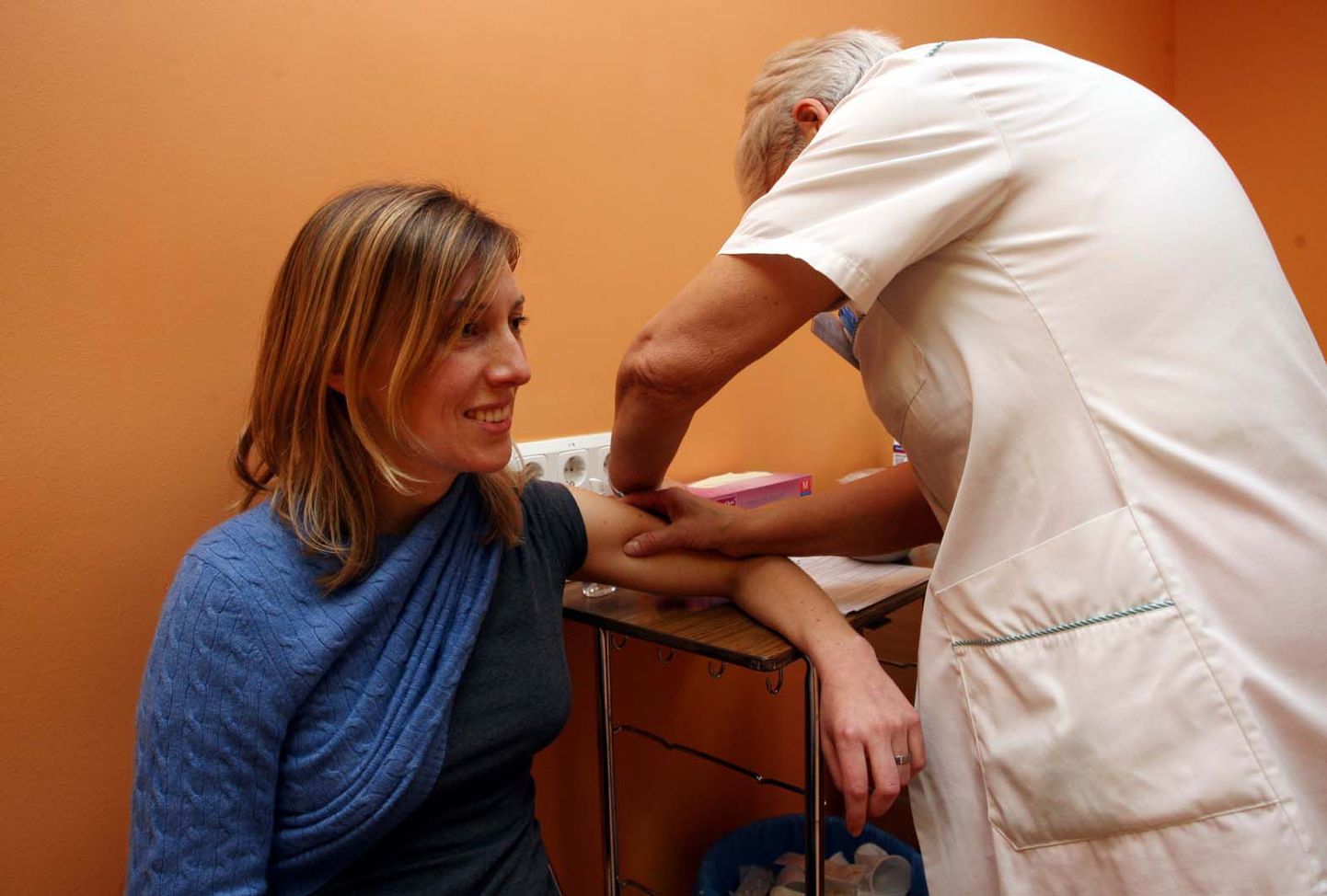 Pildil on Tallinna Keskhaigla naistekliinikus toimunud gripi A (H1N1) vastu vaktsineerimine. Parajasti laseb ennast vaktsineerida Heidi Tuhkanen, kes 4. kuud lapseootel.