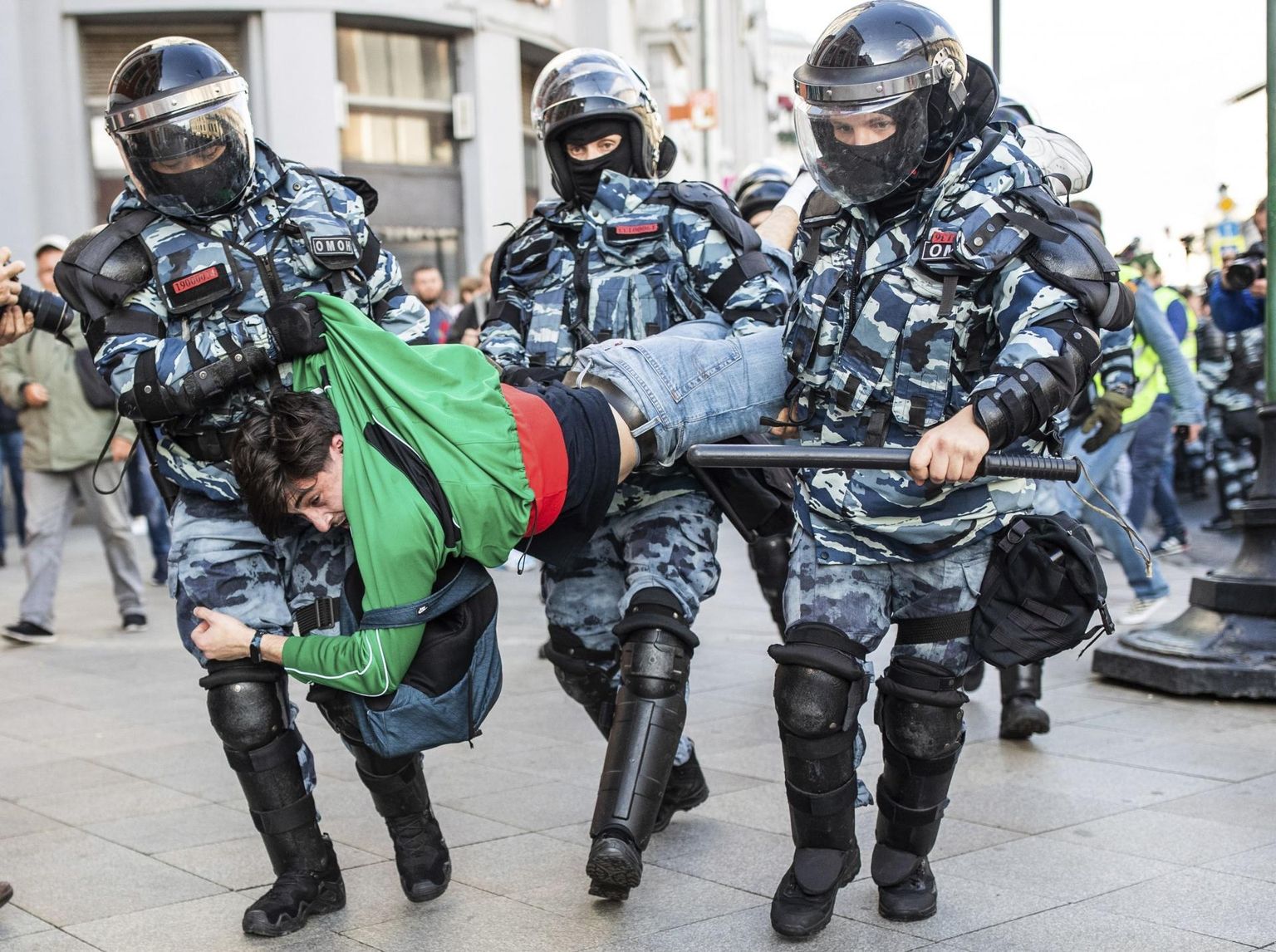 Juhul kui Vene võimud ei hakka protestijatega veel julmemalt ümber käima, ei vii praegused meeleavaldused kuhugi, usub üks Venemaa tuntumaid kirjanikke Dmitri Gluhhovski.