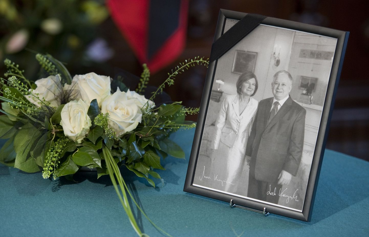 В авиакатастрофе под Смоленском погибли президент Польши и его супруга.