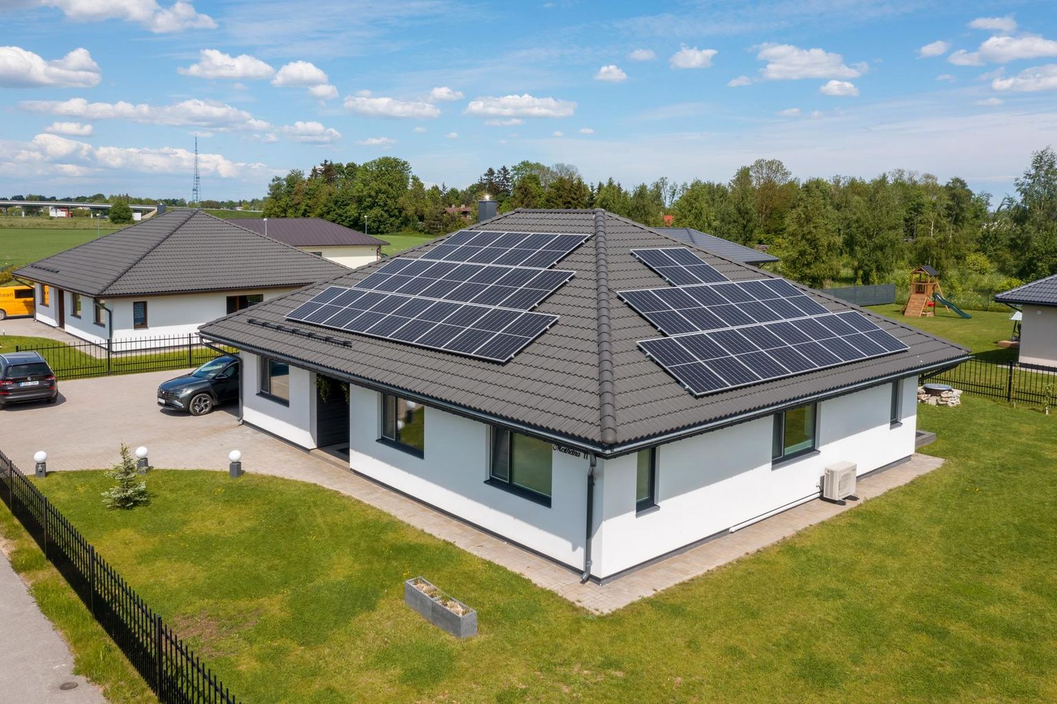 Katusele paigaldatud päikesepaneelid, mis katavad eramaja elektrienergia vajaduse.