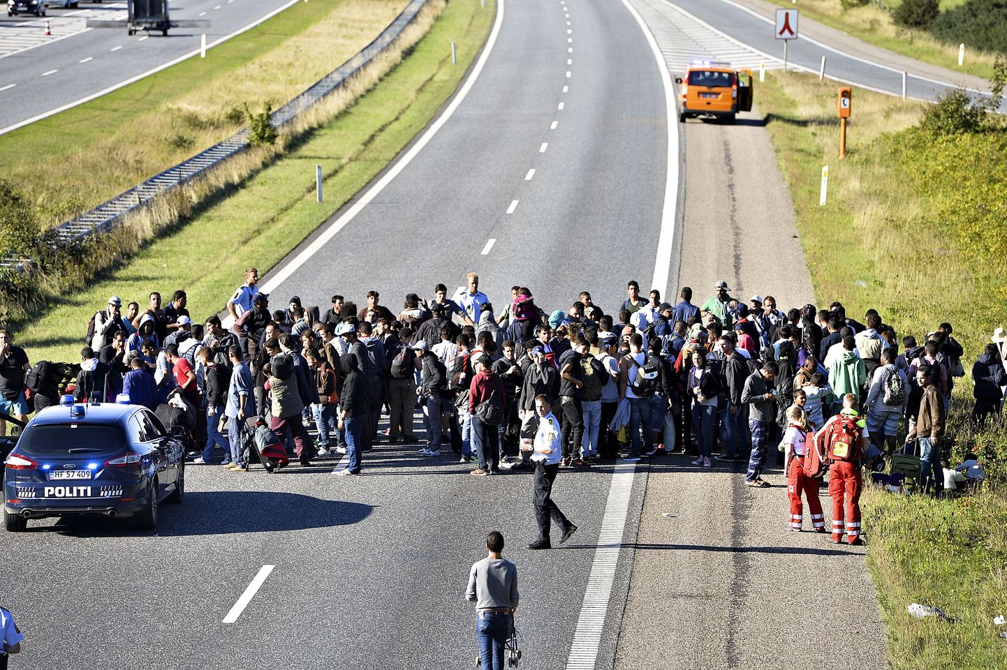 Saksamaalt Rootsi suunduvad migrandid Taani ühel peamisel maanteel.